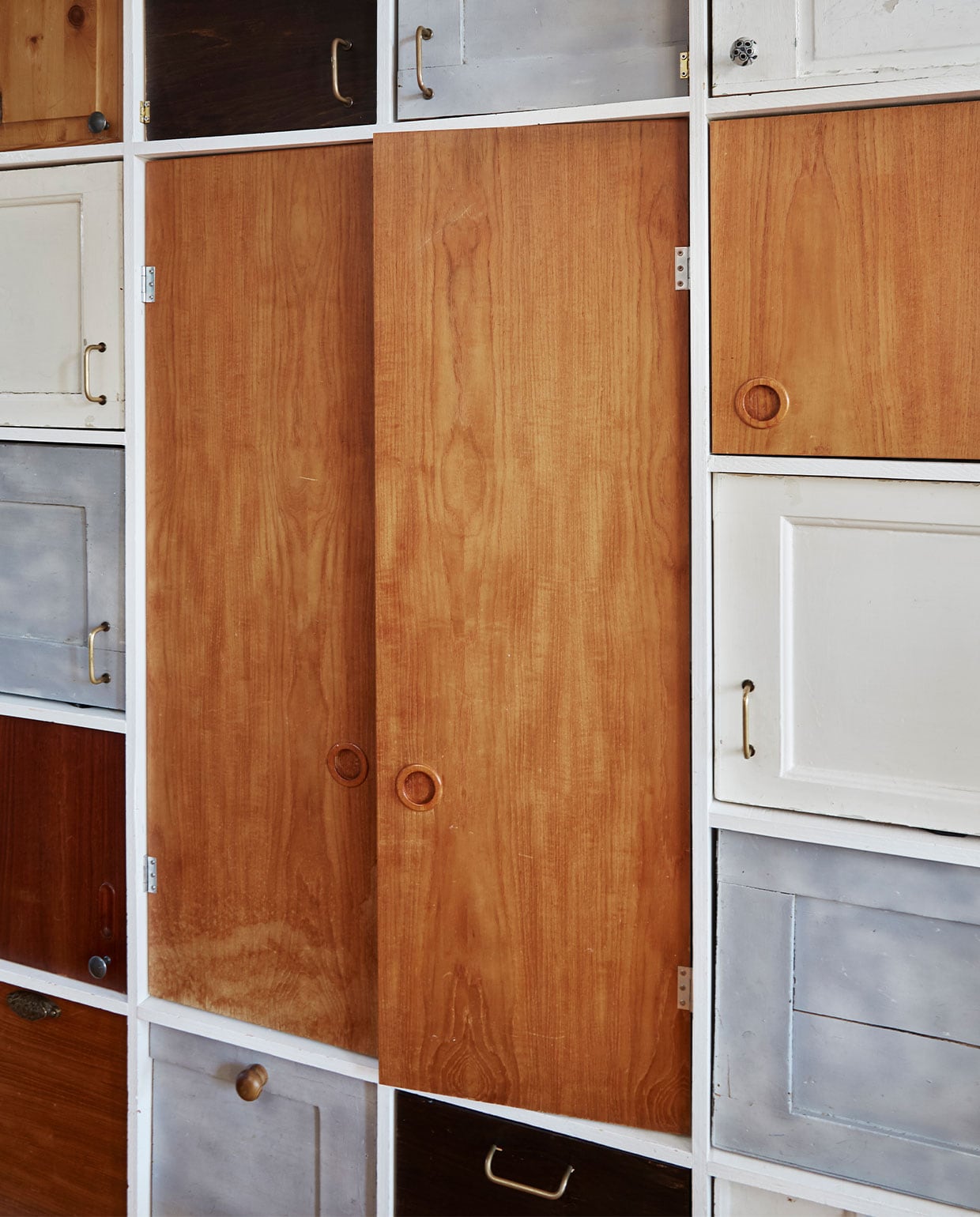 Kast van vintage deuren zelfgebouwd. Linoleumvloer Forbo. vtwonen DIY special 03 | styling Rikke Graff Juel | fotografie Anitta Behrendt
