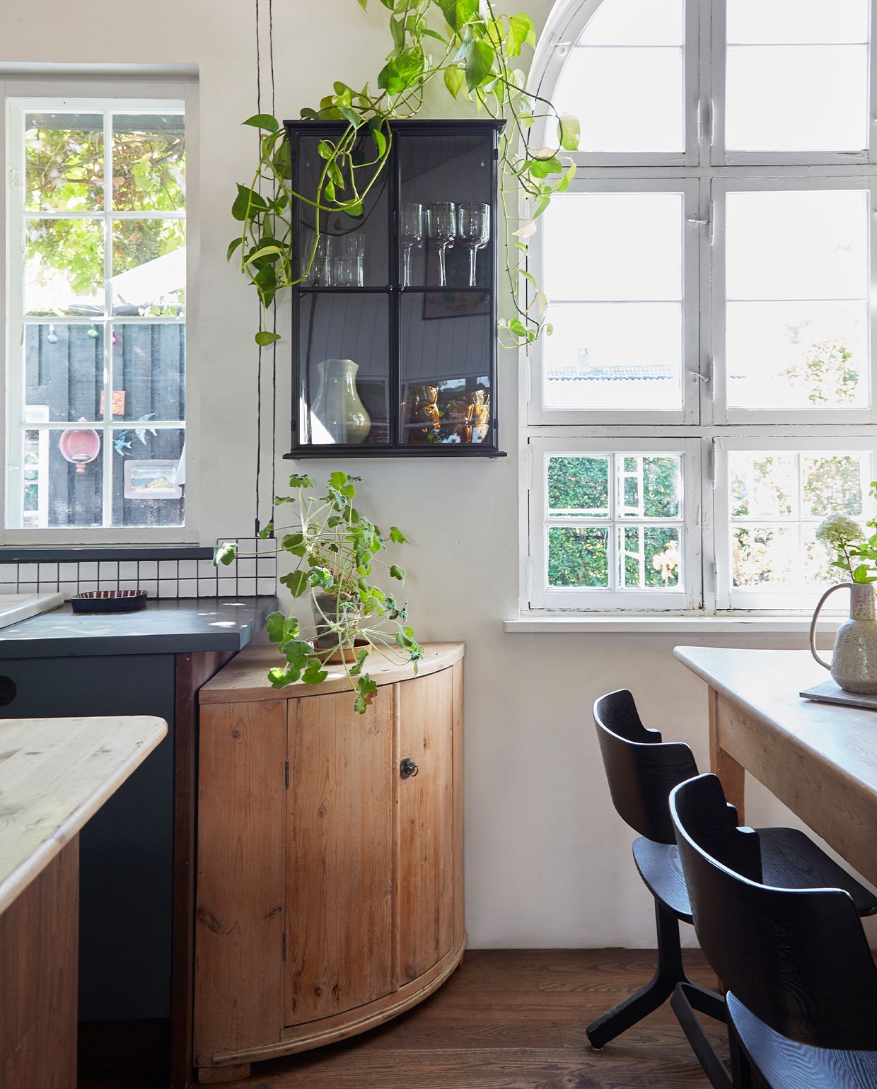 Zwarte vitrinekast Nordal. Herkomst hoekkast onbekend. Stoelen Hay. vtwonen DIY special 03 | styling Rikke Graff Juel | fotografie Anitta Behrendt