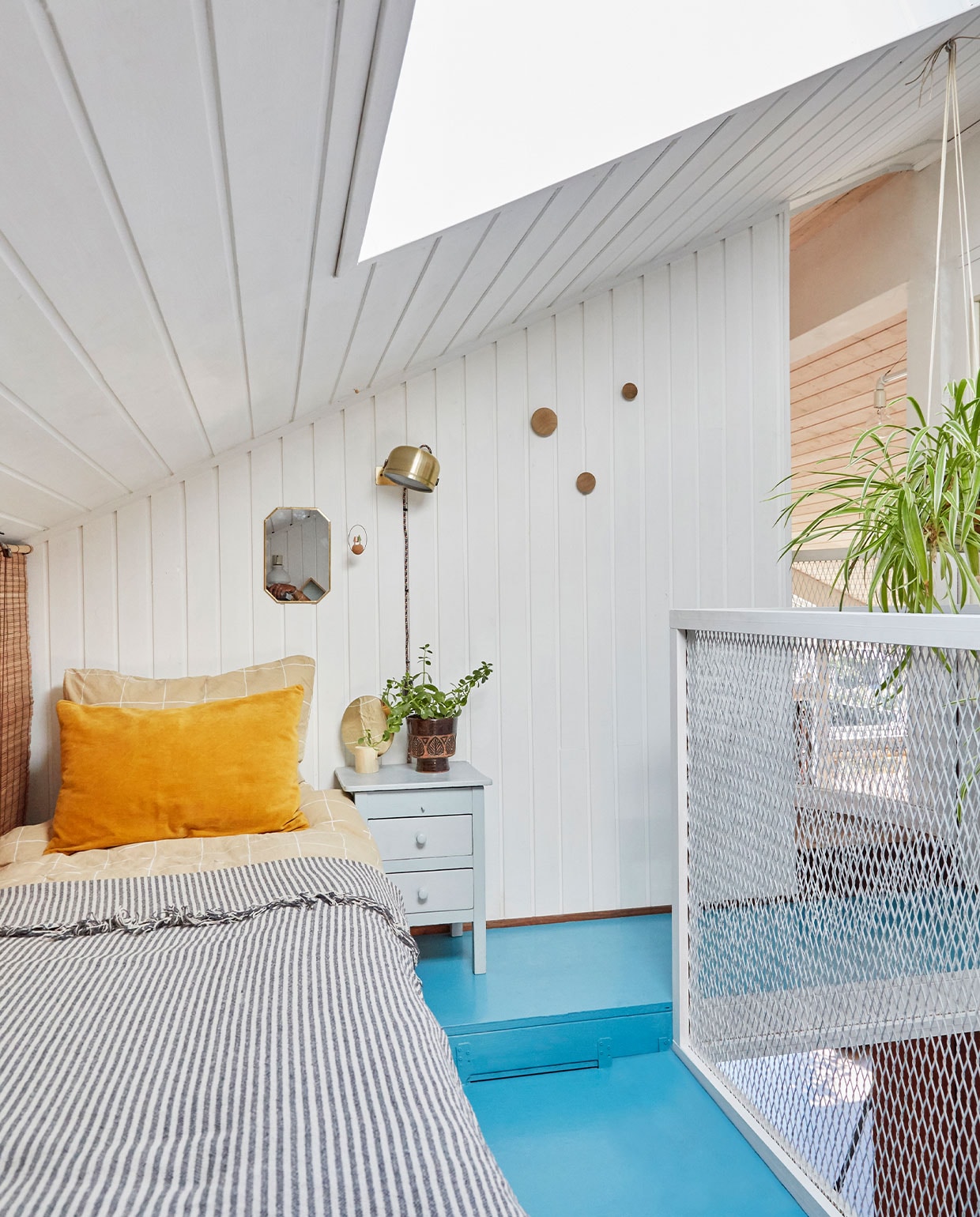 Kast, lamp, spiegel en pot vintage. Dekbedovertrek Notre Dame. Kleurcode blauwe verf NCS S1050-B30G. Overig herkomst onbekend. vtwonen DIY special 03 | styling Rikke Graff Juel | fotografie Anitta Behrendt