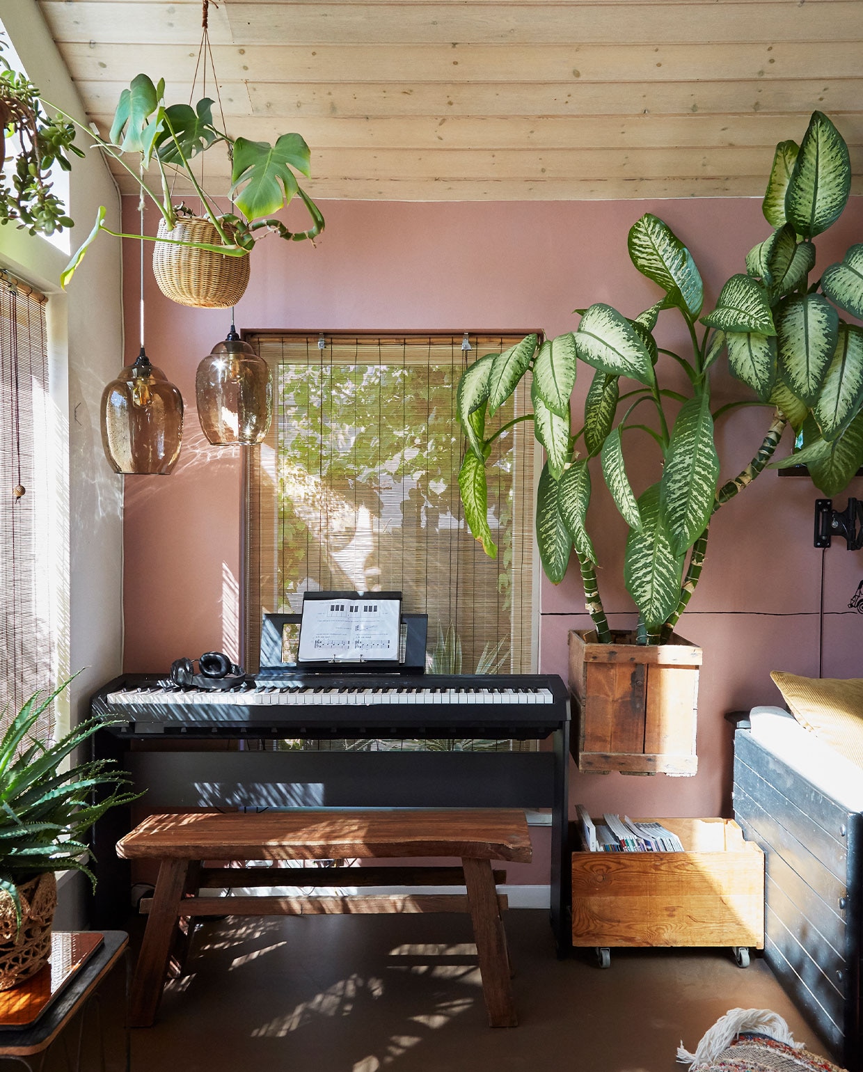Bank VidaXL. Hanglampen House Doctor. Overig vintage. vtwonen DIY special 3 | styling Rikke Graff Juel | fotografie Anitta Behrendt | tekst Christine van der Hoff