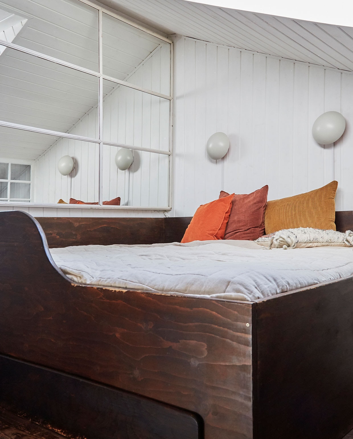 Multiplex bed zelfgebouwd. Oude spiegel tweedehands. Wandlampen Louis Poulsen. Kussens onbekend. vtwonen DIY special 03 | styling Rikke Graff Juel | fotografie Anitta Behrendt
