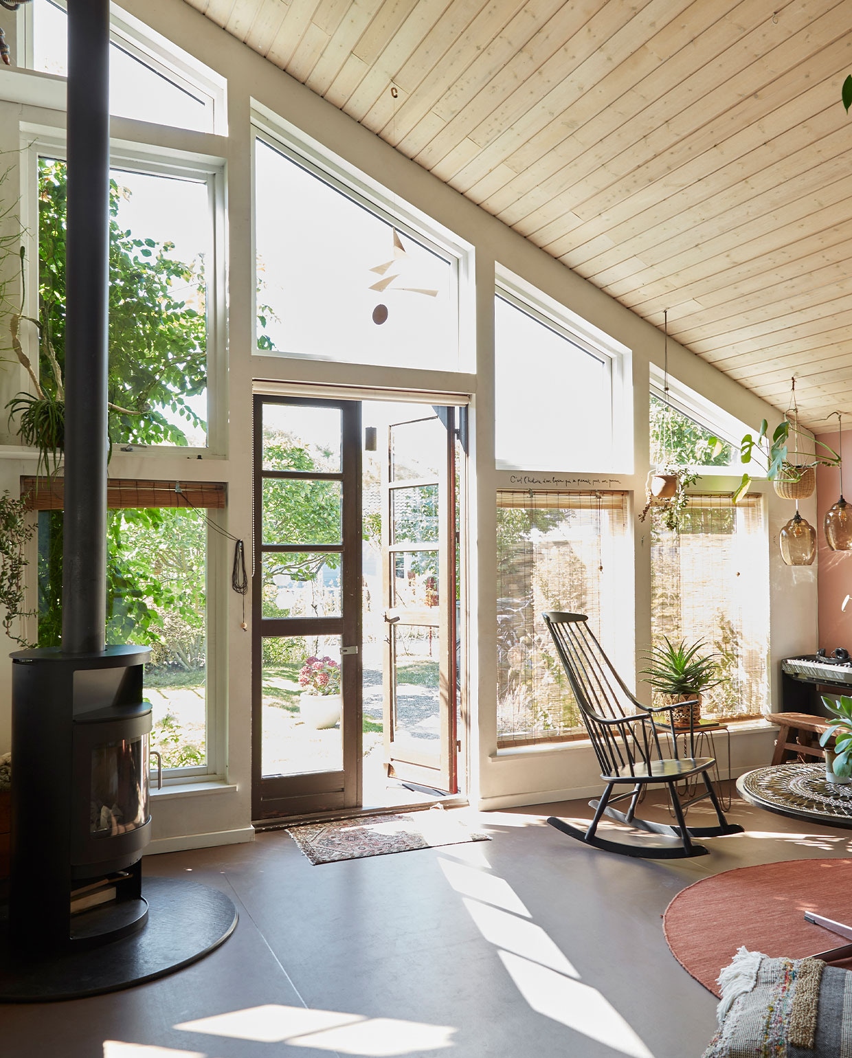 Vergelijkbare rolgordijnen Xenos. Vergelijkbare houtkachel Charlton &amp; Jenrick. Schommelstoel door Lena Larsson voor Pastoe. Rond kleed CarpetVista. Overig vintage. vtwonen DIY special 03 | styling Rikke Graff Juel | fotografie Anitta Behrendt