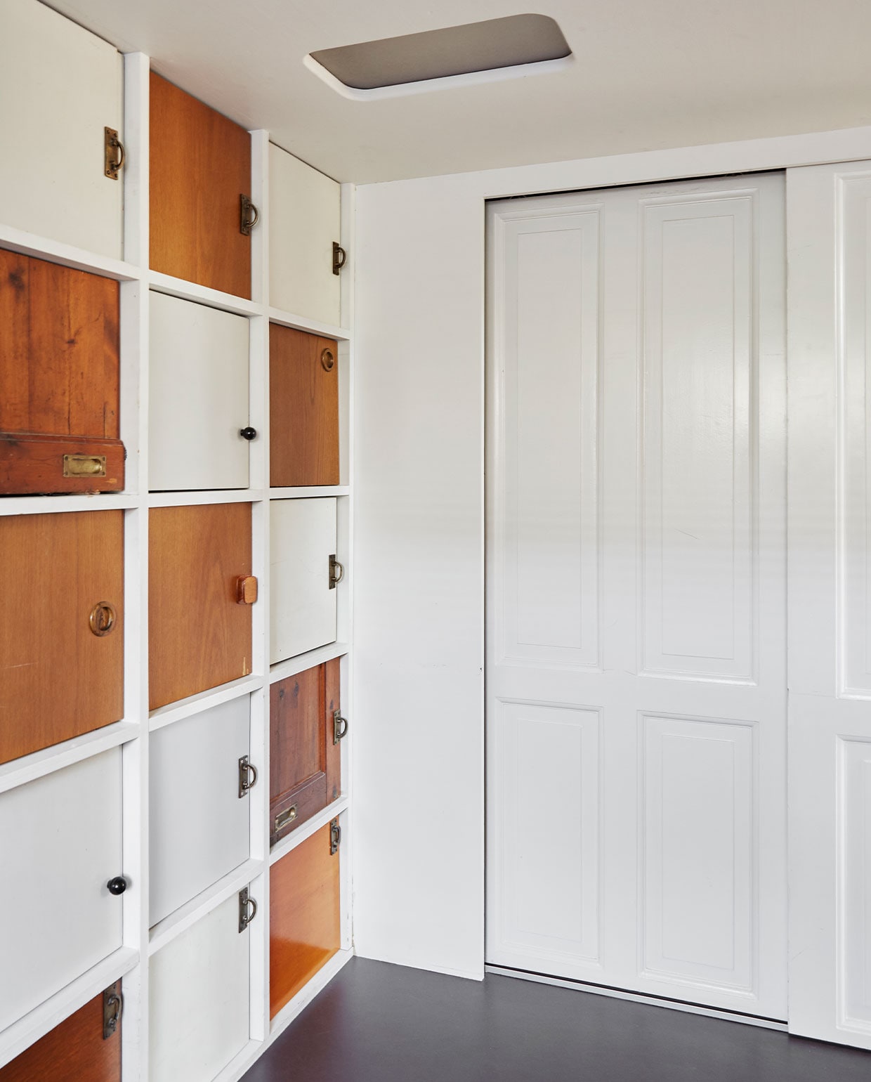 Kast van vintage deuren zelfgebouwd. Linoleumvloer Forbo. vtwonen DIY special 03 | styling Rikke Graff Juel | fotografie Anitta Behrendt