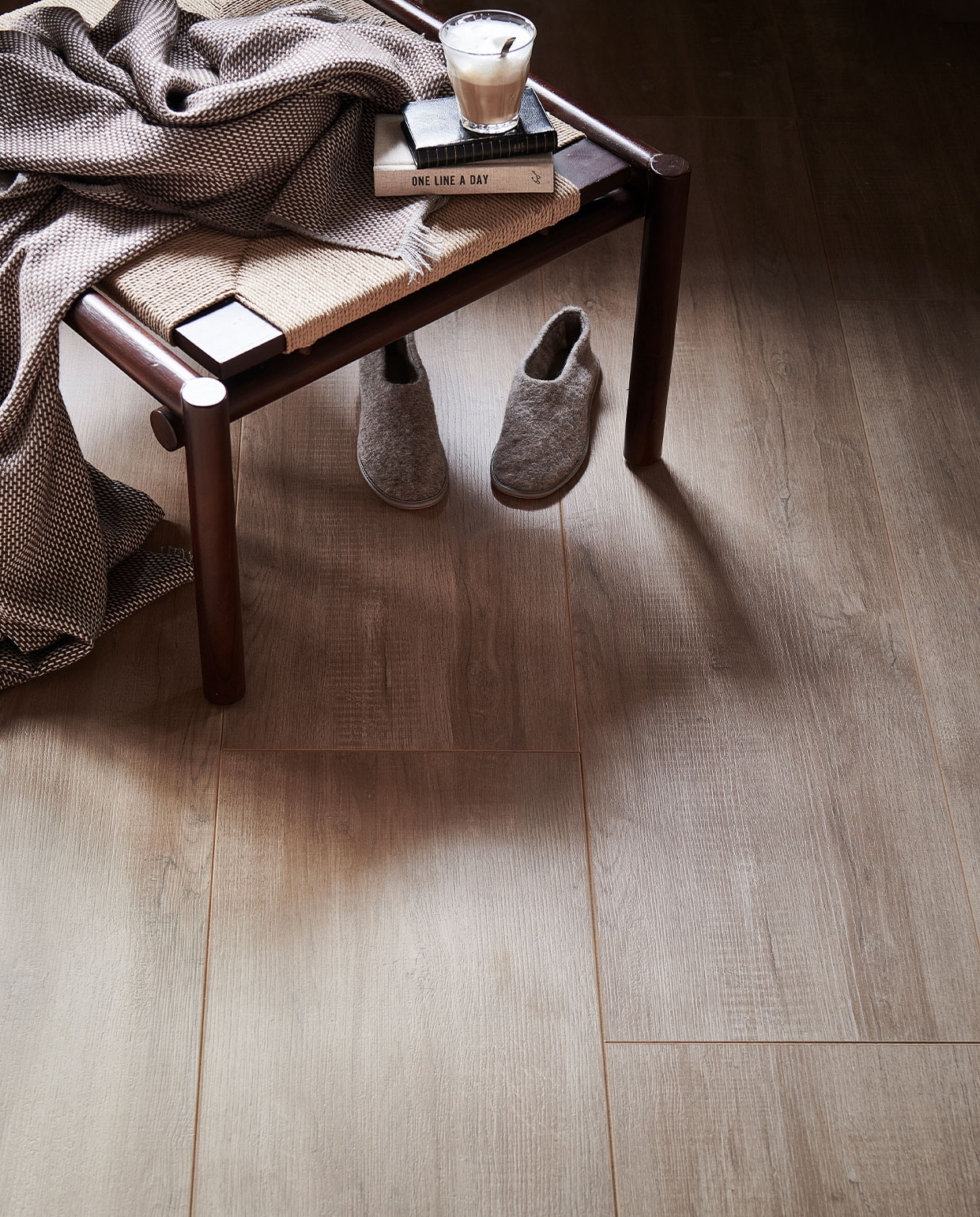 Laminaat XL Rafter naturel, lamel 138×32,6×0,8 cm met groef, inhoud pak 5 stuks voor 2,25 m², per m² € 27,99. vtwonen 03-2022 | styling Kim van Rossenberg | fotografie Sjoerd Eickmans | productie Tanja Saarberg