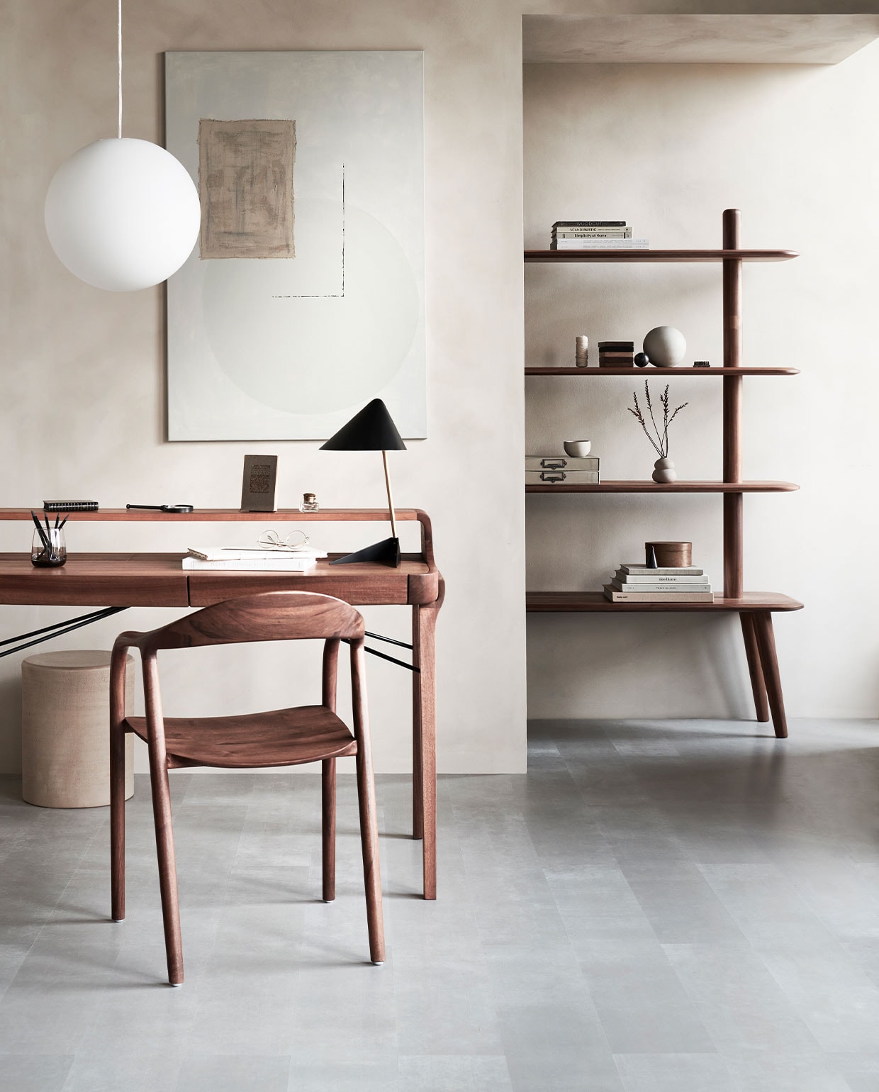 Laminaat Pitch Beton, lamel 128,6×19,4×0,8 cm zonder groef, inhoud pak 9 stuks voor 2 m², per m² € 23,99. | M.m.v. goeds.nl (bureau Picard, stoel Neva Chair van Artisan, bureaulamp Warm Nordic), demachinekamer.nl (walnoot kast Olger), couleurlocale.eu (beige bijzettafel Pawn van Serax), vtwonen.nl (hanglamp Luna van Design House Stockholm, grijs glas), zarahome.com (keramieken bol, grijze opbergdoos, zwarte potloden, liniaal, beige kom), mooswillemsen.com (Art Tokyo No. 62), vestingh.nl (kalkverf Lab Eco Chalk in kleur Mushroom 287). Overig privébezit. vtwonen 3-2022 | productie Tanja Saarberg | styling Kim van Rossenberg | fotografie Sjoerd Eickmans
