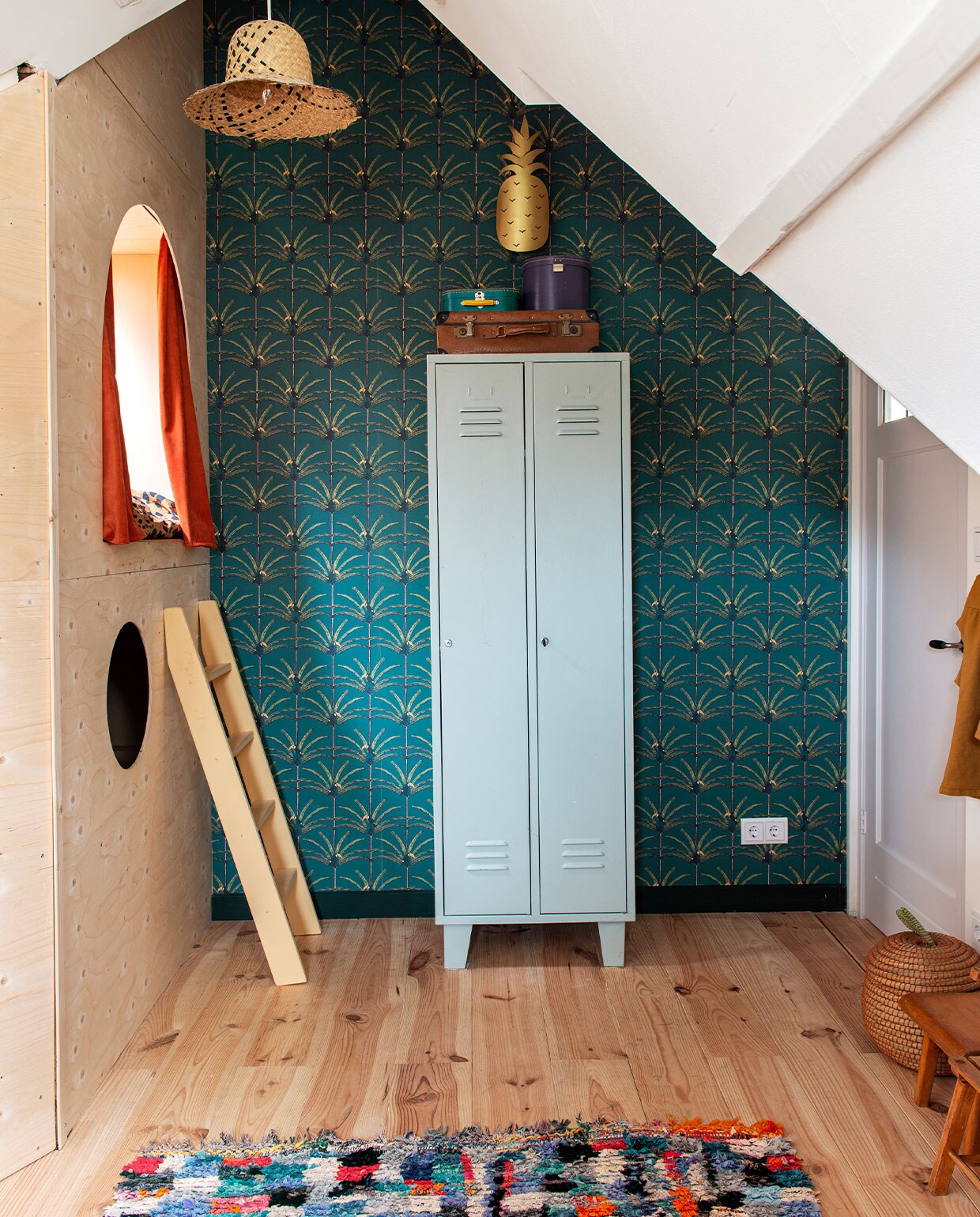 Ikea-locker uit Sannes jeugd geverfd in kleur Zeegroen van Ashford &amp; Sons. Behang I Can Toucan van ByAlex. Rieten hanglamp zelfgemaakt van een strohoed van Ikea. Ananas-lamp La Redoute. vtwonen special kidsbijlage 13-2021 | productie De Binnenkijkers | styling Jeske Weel | fotografie Caroline Coehorst