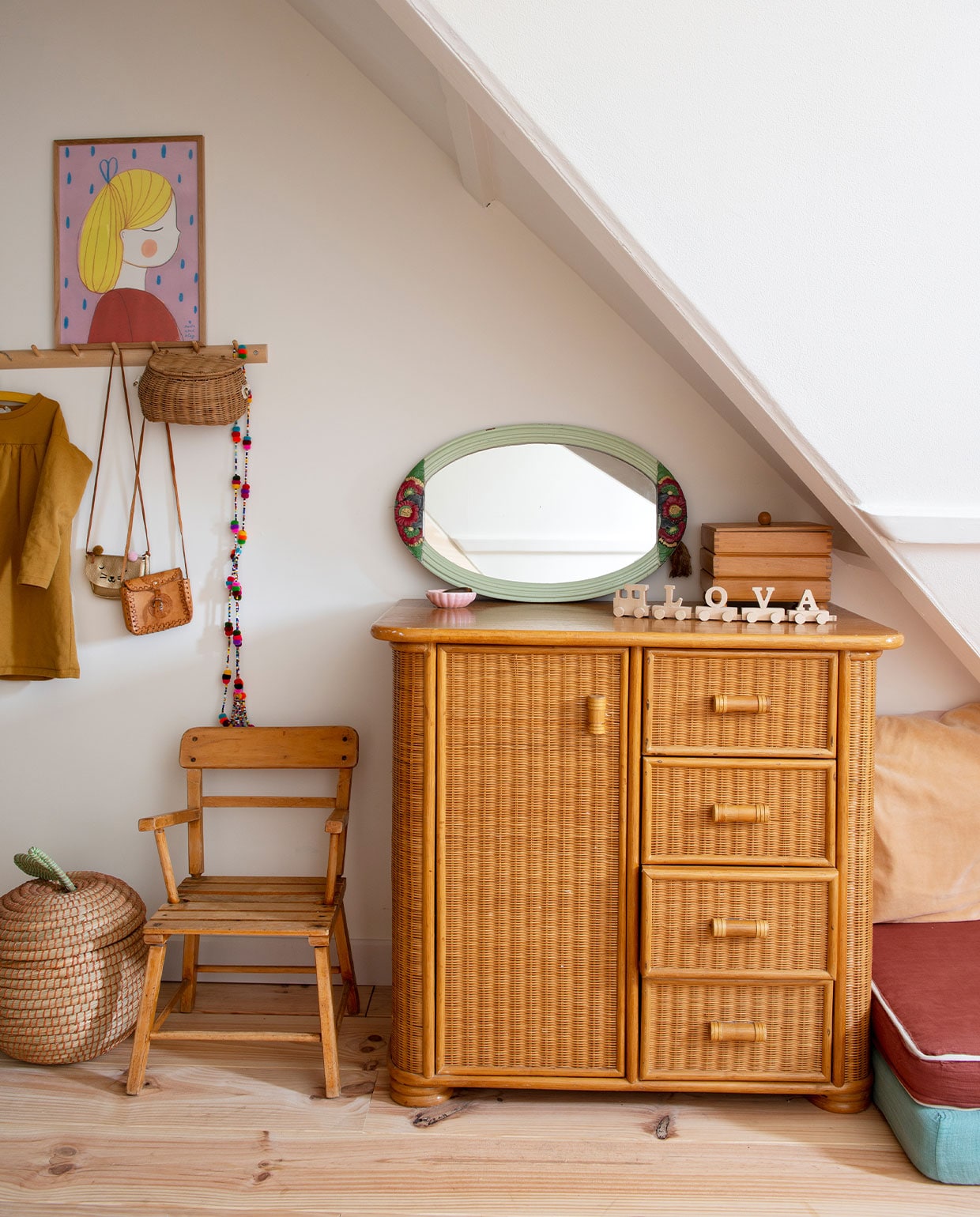 Rieten kast Marktplaats. Houten stoel vintage. Rieten appelmand Zara Home. Houten kapstok H&amp;M Home. Mand Olli Ella. Jurk Gray Label. Print Marta Abad Blay. Spiegel vintage. Peutermatrassen met zelfgemaakte hoezen. vtwonen special kidsbijlage 13-2021 | productie De Binnenkijkers | styling Jeske Weel | fotografie Caroline Coehorst