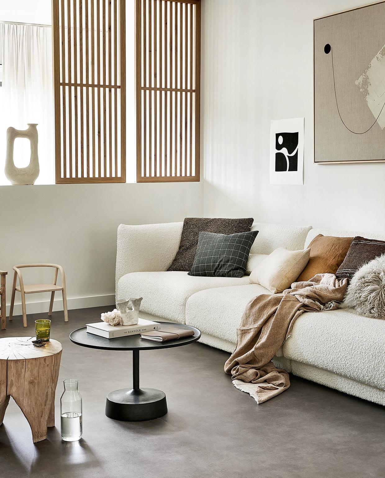 Novilon vloer Gruis per m² € 29,50.M.m.v. pantoufle-design.nl (bank), basiclabel.nl (zwart-wit kunstwerk, zwarte bijzettafel, houten bijzettafel), householdhardware.nl (witte organisch gevormde vaas, glas), studio-yen.com (kelim kussens, kussen met vacht), bymolle.com (crèmekleurig kussen, linnen plaid in de kleur hazel), tessaderijk.com (groot kunstwerk aan de muur). Overig privébezit. vtwonen 07-2021 | Productie Tanja Saarberg | Styling Marlies Does | Fotografie Peggy Janssen