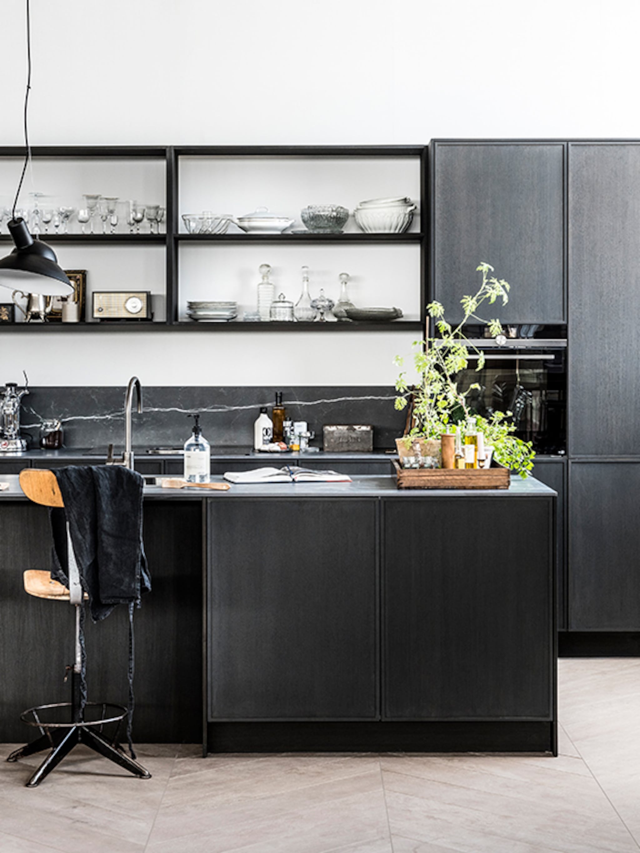 een zwarte keuken voor een mysterieus effect