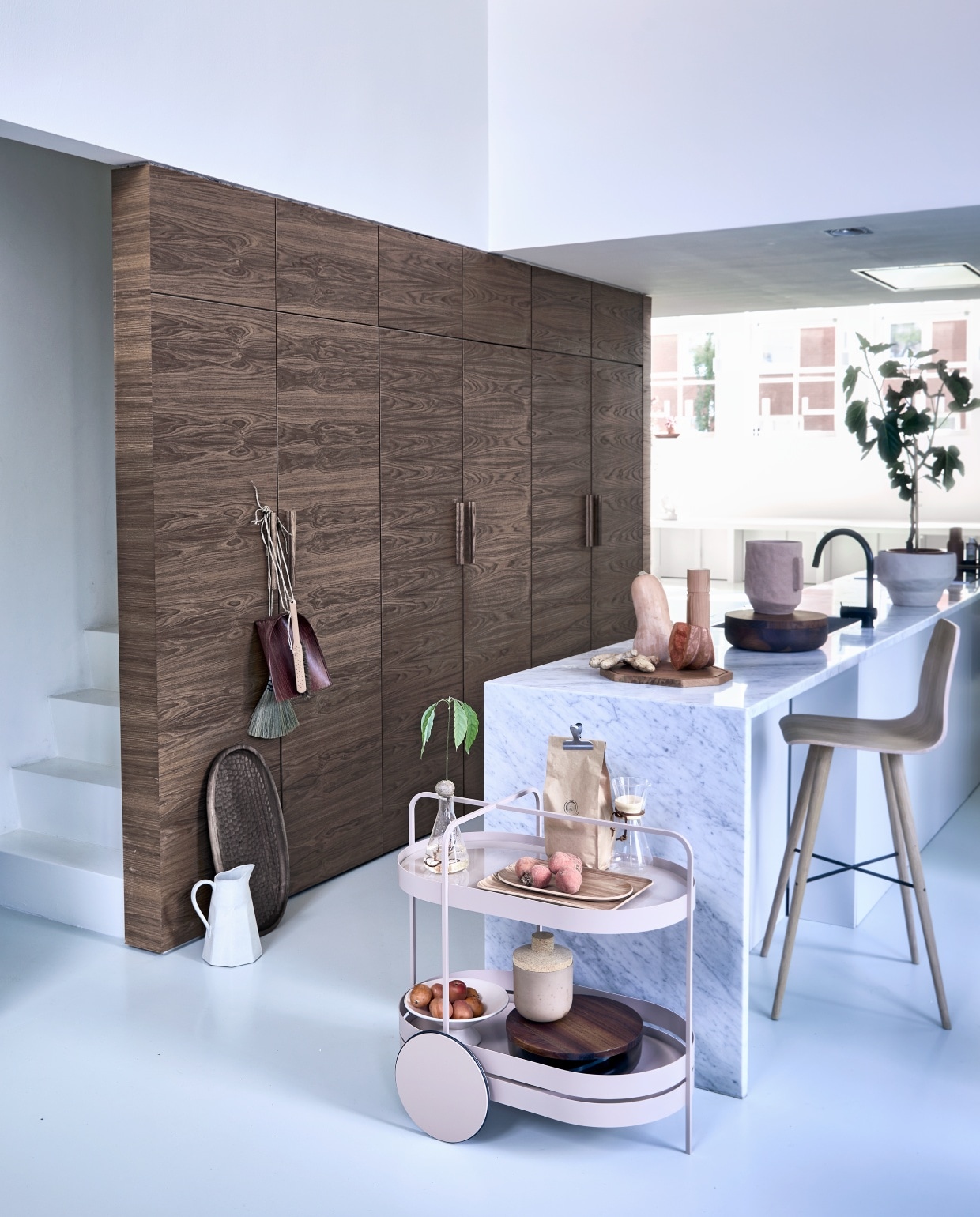 Trolley Grace van Schonburch € 1404,-,schalen met deksel van When objectswork vanaf € 284,- (homestede.nl).Eikenhouten barkruk Beaver € 299,-,eikenhouten octagon snijplank medium€ 87,- (bolia.nl). Terracota hoge schaalop aanrecht € 35,99, ovale houtendienblad € 9,99, rechthoekig houtendienblad € 17,99, witte kan € 39,95,grote terracotta schaal met plant erin€ 45,99 (zarahome.com). Houten schaaltegen kast van Zanat € 367,- (kasstoor.nl).Stoffer € 17,-, bamboe blik vanaf € 27,50(pantoufle-design.nl). Grote houtenpepermolen vanaf € 70,- (oturn.nl).Overig privébezit. vtwonen 08-2020 | vtwonen 08-2020 | styling Cleo Scheulderman | fotografie Jeroen van der Spek