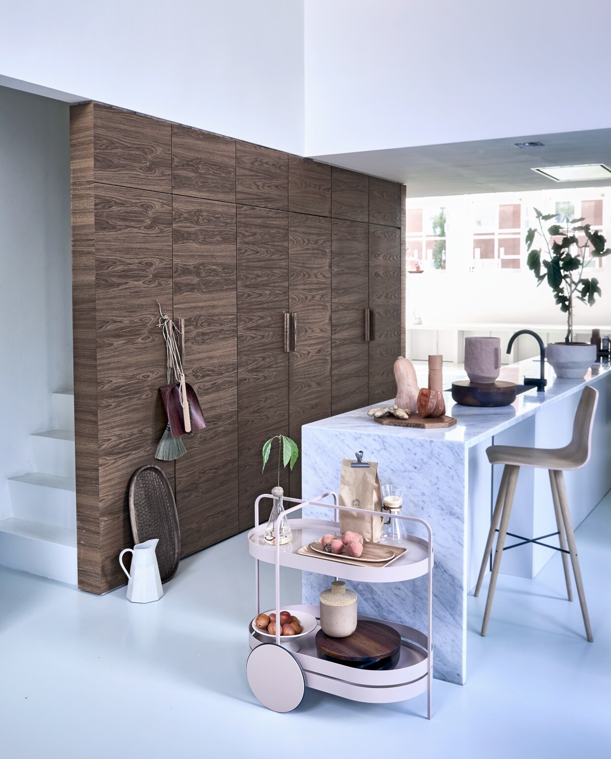 Trolley Grace van Schonburch € 1404,-,schalen met deksel van When objectswork vanaf € 284,- (homestede.nl).Eikenhouten barkruk Beaver € 299,-,eikenhouten octagon snijplank medium€ 87,- (bolia.nl). Terracota hoge schaalop aanrecht € 35,99, ovale houtendienblad € 9,99, rechthoekig houtendienblad € 17,99, witte kan € 39,95,grote terracotta schaal met plant erin€ 45,99 (zarahome.com). Houten schaaltegen kast van Zanat € 367,- (kasstoor.nl).Stoffer € 17,-, bamboe blik vanaf € 27,50(pantoufle-design.nl). Grote houtenpepermolen vanaf € 70,- (oturn.nl).Overig privébezit. vtwonen 08-2020 | vtwonen 08-2020 | styling Cleo Scheulderman, fotografie Jeroen van der Spek