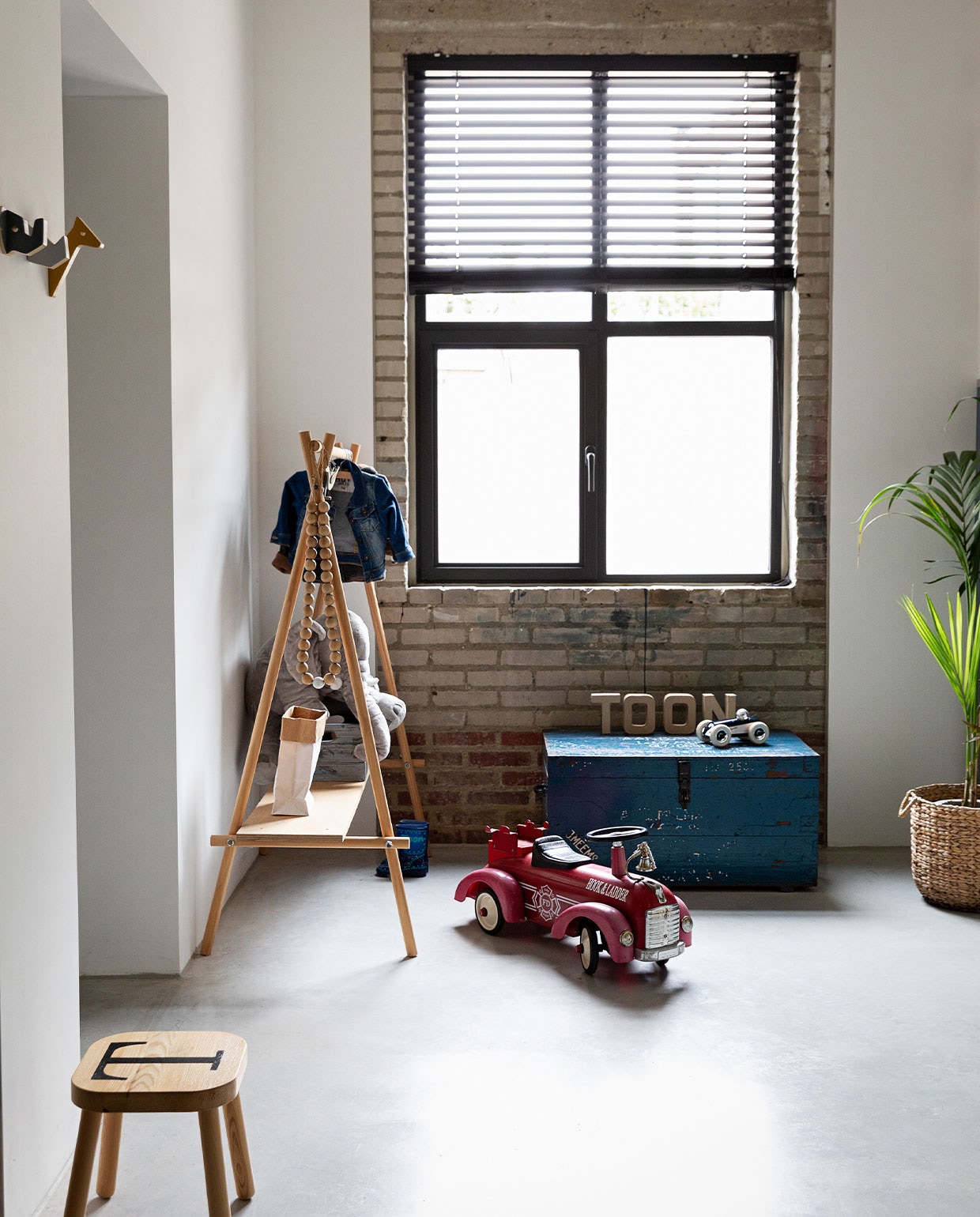 Legerkist erfstuk. Kledingrek zelfgemaakt. Auto Hook &amp; Ladder. Houten wandhaken dieren Sebra in kleuren kamer geverfd. Krukje onbekend. vtwonen 01-2022 | styling Ilona Jongepier | fotografie Dana van Leeuwen | visagie Djolien de Kreij