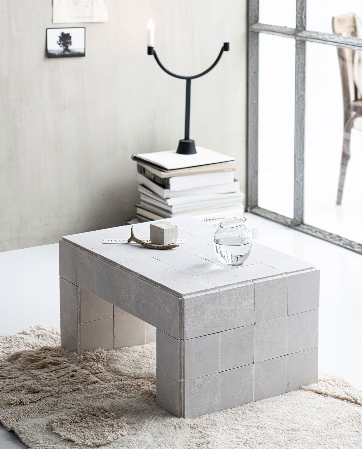 Glas € 7,90, kandelaar Ahram € 29,95 (zaanschfaamwebshop.nl). Kleed Vera € 49,99 (karwei.nl)