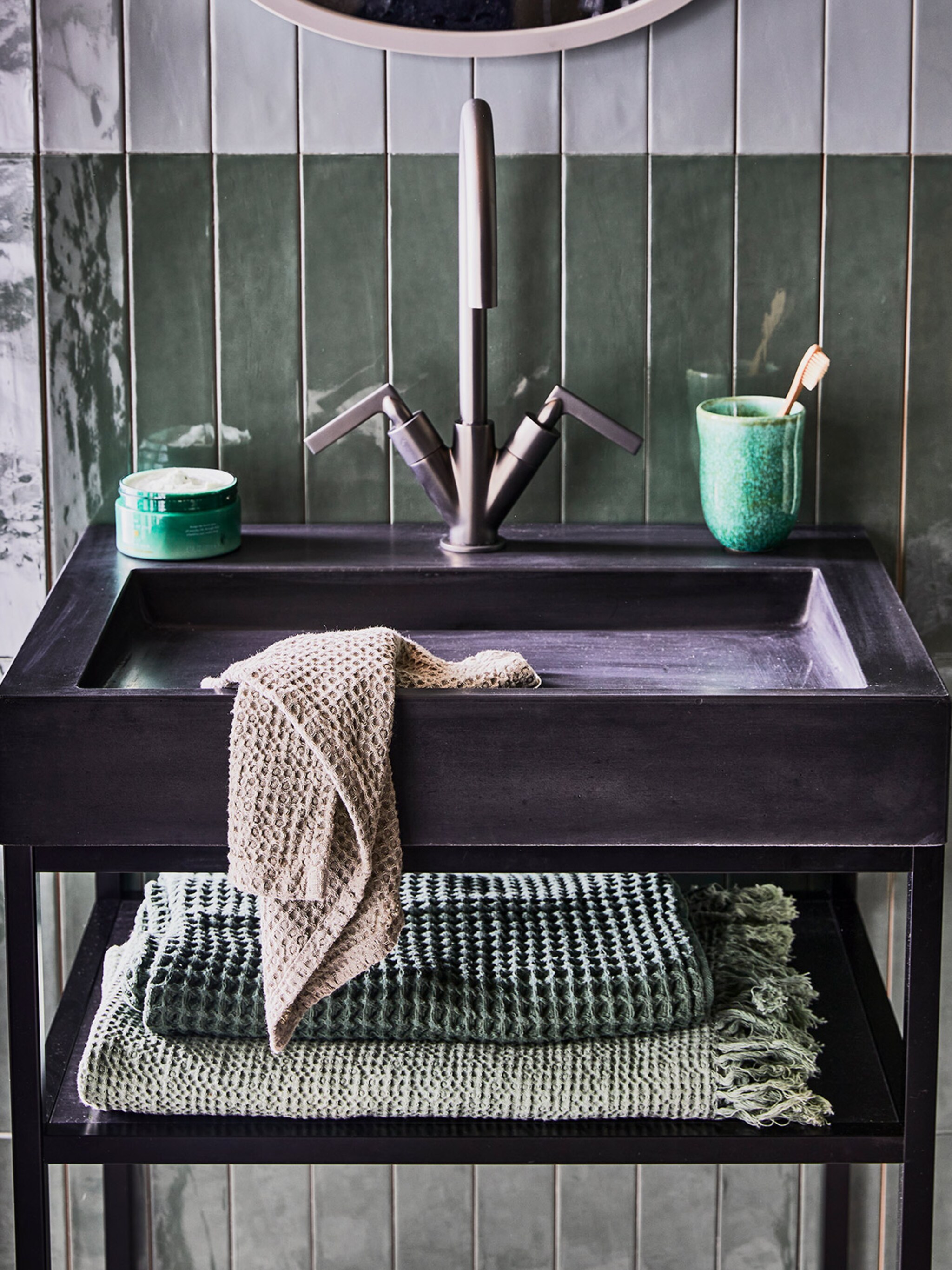 voeg kleur toe aan de badkamer met deze accessoires