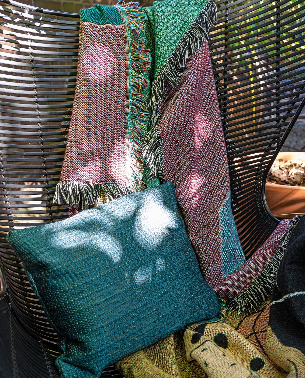 Stoel HKliving, plaid BFGF, kussen laten maken met stof van Dedar. vtwonen TUIN special 3 | Styling Theo-Bert Pot, Jelle Van de Schoor | fotografie Theo-Bert Pot | tekst Cathelijne van Wingerden