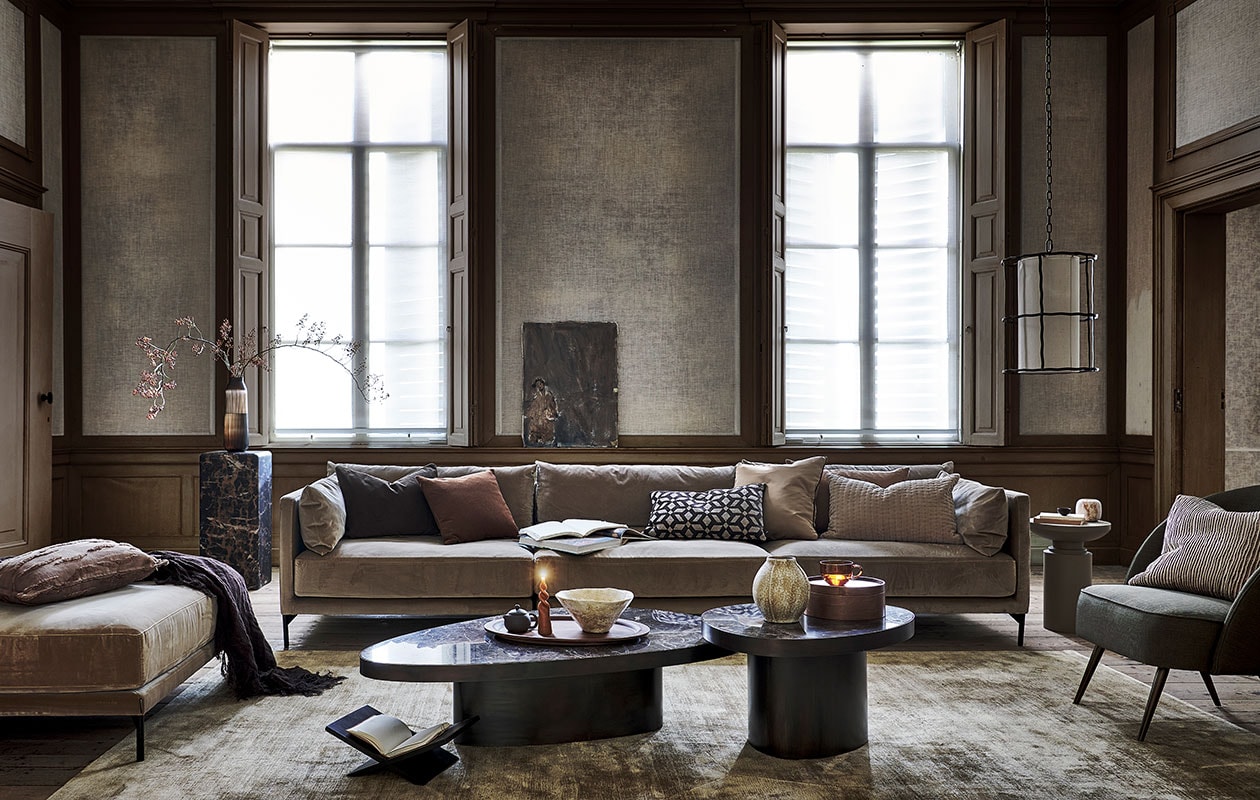 Velours hocker Vincent in champagnetint € 369,-, velours modulaire bank Vincent in champagnetint, vanaf € 569,- (sofacompany.com). Bruin kussen met textuurstrepen van Lizzo € 207,50 (loggerewilpower.com). Bruine linnen plaid € 375,-, beige satijnen kussen met bruine bies € 29,95, velours doorgestikt kussen € 39,95, lichtbruine bijzettafel € 191,20, kussen met textuurstrepen € 54,95 (nordal.eu). Faux marmeren pilaar € 535,- (polspotten.nl). Bruin kussen € 49,99, bruine glazen vaas € 69,-, houten dienblad € 199,- (homestede.nl). Vloerkleed, 250×350 cm € 2999,-, chocoladebruin fluwelen kussen € 79,- wit kussen met bruin geometrisch motief € 69,- (allurehome.nl). Houten boekenstandaard € 24,99, bruin theeglas met oor € 7,99 (hm.com). Olieverfschilderij prijs op aanvraag (gracespiegel.com). Marmeren salontafels, per stuk vanaf € 1444,95 (rapture.amsterdam). Keramieken theepot € 44,95, keramieken theemok, onderdeel van set met pot € 59,95 (simonlevelt.nl/alkmaar). Gedraaide kaars € 4,95 (dille-kamille.nl). Aardewerken schaal € 35,99, aardewerken bolvaas € 29,99 (zarahome.com). Hanglamp van Vaughan, prijs op aanvraag (wva.nl). Albaster waxinelichthouder € 24,99 (sissy-boy.com). Fauteuil € 675,- (allestedlund.com). Overig privébezit. vtwonen 1-2022 | styling danielle verheul | fotografie sjoerd eickmans | locatie Landhuis Oud Amelisweerd (landhuisoudamelisweerd.nl) | assistentie sanne ketelaar, meike linthorst, willem tjalma