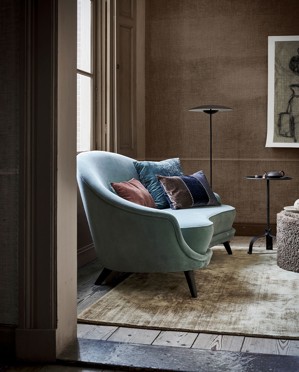 Vloerkleed, 250×350 cm € 2999,- (allurehome.nl). Sofa € 2730,- (loggerewilpower.com). Bruin velours kussen € 29,99 (sissy-boy.com). Blauw fluwelen kussen van William Yeoward € 97,-, kussen met blauw vlak van William Yeoward € 117,-, bijzettafel van William Yeoward € 143,- (wva.nl). Vloerlamp € 975,- (homestede.nl). Theepot € 44,95, theemok, onderdeel van set met pot € 44,95 (simonlevelt.nl/alkmaar). Poef van Essenza € 139,95 (vtwonen.nl). Aardewerken schaal € 35,99 (zarahome.com). Tekening op linnen, prijs op aanvraag (gracespiegel.com). Overig privébezit. Locatie Landhuis Oud Amelisweerd (landhuisoudamelisweerd.nl). vtwonen 1-2022 | styling danielle verheul | fotografie sjoerd eickmans | locatie Landhuis Oud Amelisweerd (landhuisoudamelisweerd.nl) | assistentie sanne ketelaar, meike linthorst, willem tjalma