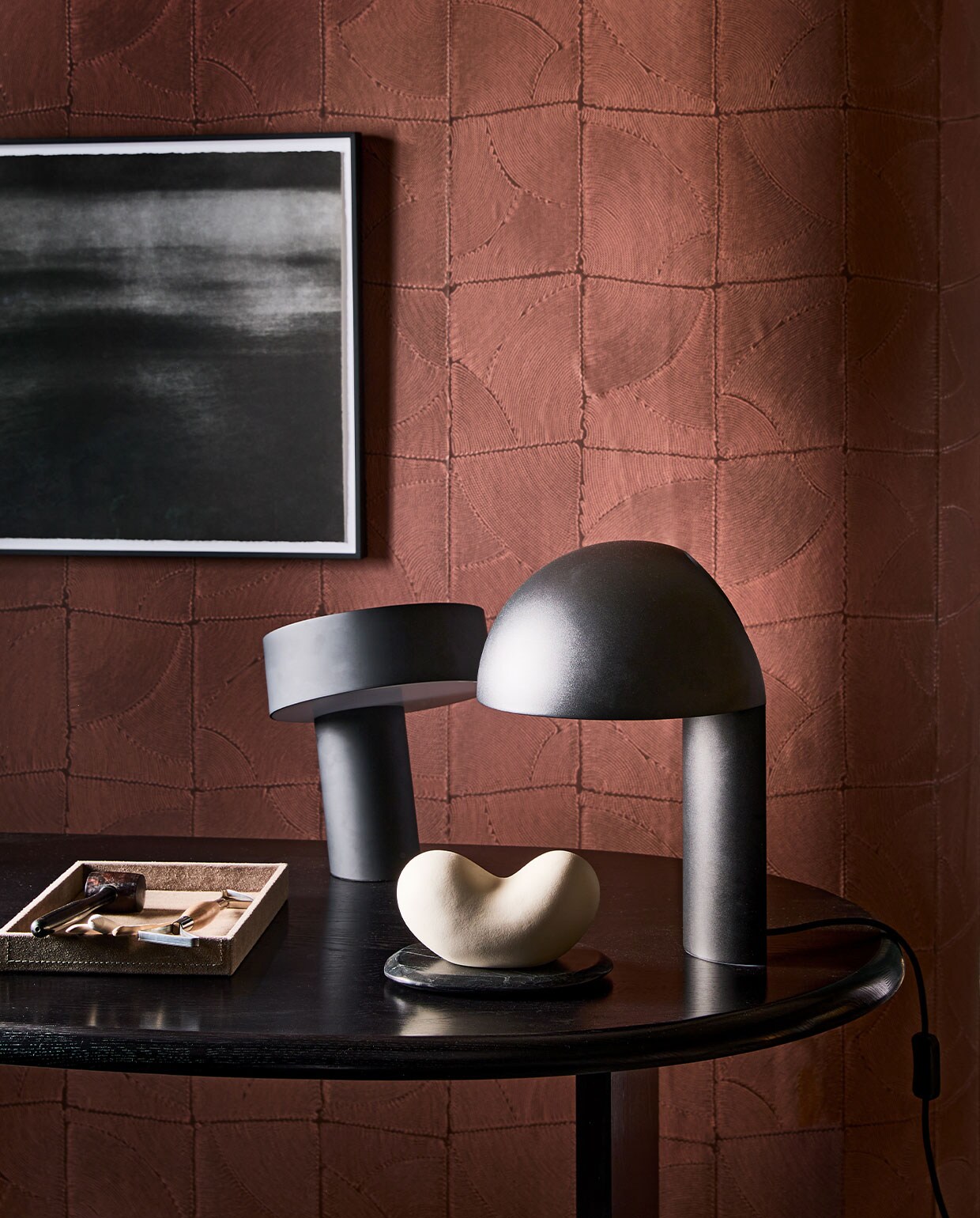 Aluminium tafellamp Slant in Soft Black van Hay € 279,- (vtwonen.nl). Bureaulamp Leery van Gejst, gespoten staal en beton € 202,- (gejst.com). Bureau The Eclipse Desk, 160x80x75 cm (bxdxh) € 2095,- (menuspace.com). Behang Manila Atlas 64535, per rol 70 cm x 10,05 m € 116,- (arte-international.com). Ingelijste polymer etching kunstfoto van Chantal Elisabeth Ariëns (kahmanngallery.com). Wit object € 19,99 (hm.com). Overig privébezit. vtwonen 1-2022 | styling Cleo Scheulderman | fotografie Jeroen van der Spek | decorbouw Milo Kol