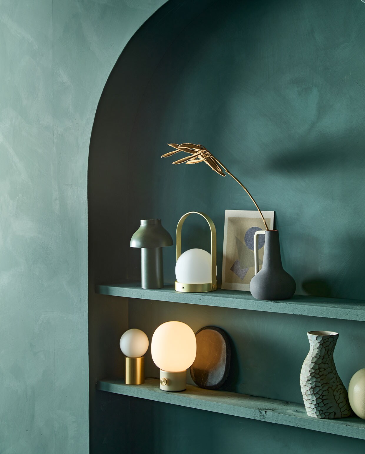 Kalkverf op de muur Staal/Steel 97, 2,5 liter € 126,- (lauthentique.nl). Witte tafellamp JWDA van Menu met draaiknop € 143,99, tafellamp Socket Occasional van Menu met messing voet € 200,-, tafellamp Carrie van Menu met gouden handvat € 200,-(menuspace.com). Groene tafellamp van Hay € 89,10 (vtwonen.nl). Zwarte vaas met wit handvat € 29,95 (maisonnl.com). Overig privébezit. vtwonen 1-2022 | styling Cleo Scheulderman | fotografie Jeroen van der Spek | decorbouw Milo Kol