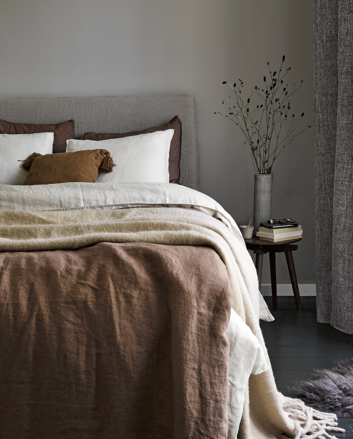 Gordijn Dusk Lichtgrijs, verduisterend met plooi, 140x270 cm (bxh). M.m.v. paviljoennoord.com (mok), loods5.nl (sprei, schapenvacht). Overig privébezit. vtwonen 12-2020 | productie Tanja Saarberg | styling Danielle Verheul | fotografie Alexander van Berge