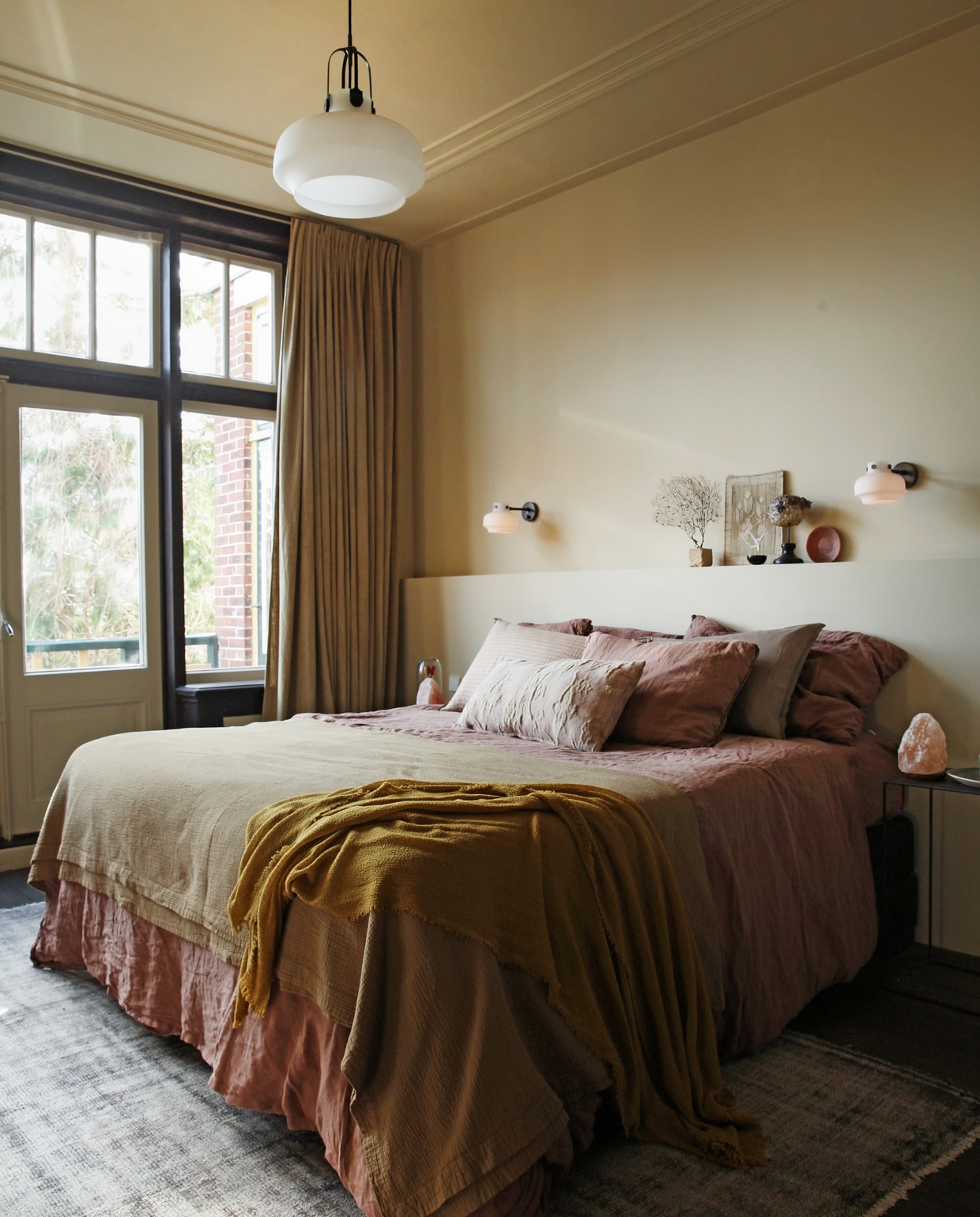 Gelaagd beddengoed Brecht Murré Atelier. Zoutlampen cadeau gekregen. Vloerkleed Rozenkelim, hang- en wandlampen &amp;tradition via Eijerkamp. Gordijnen Woninginrichting De Stoffeerder. vtwonen 09-2021 | styling Liza Wassenaar | fotografie Irisdorine