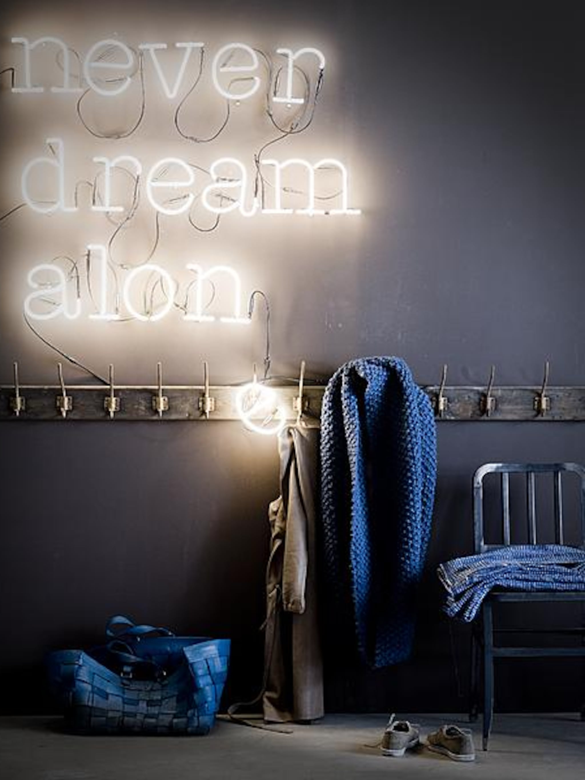 neonletters op bruine wand