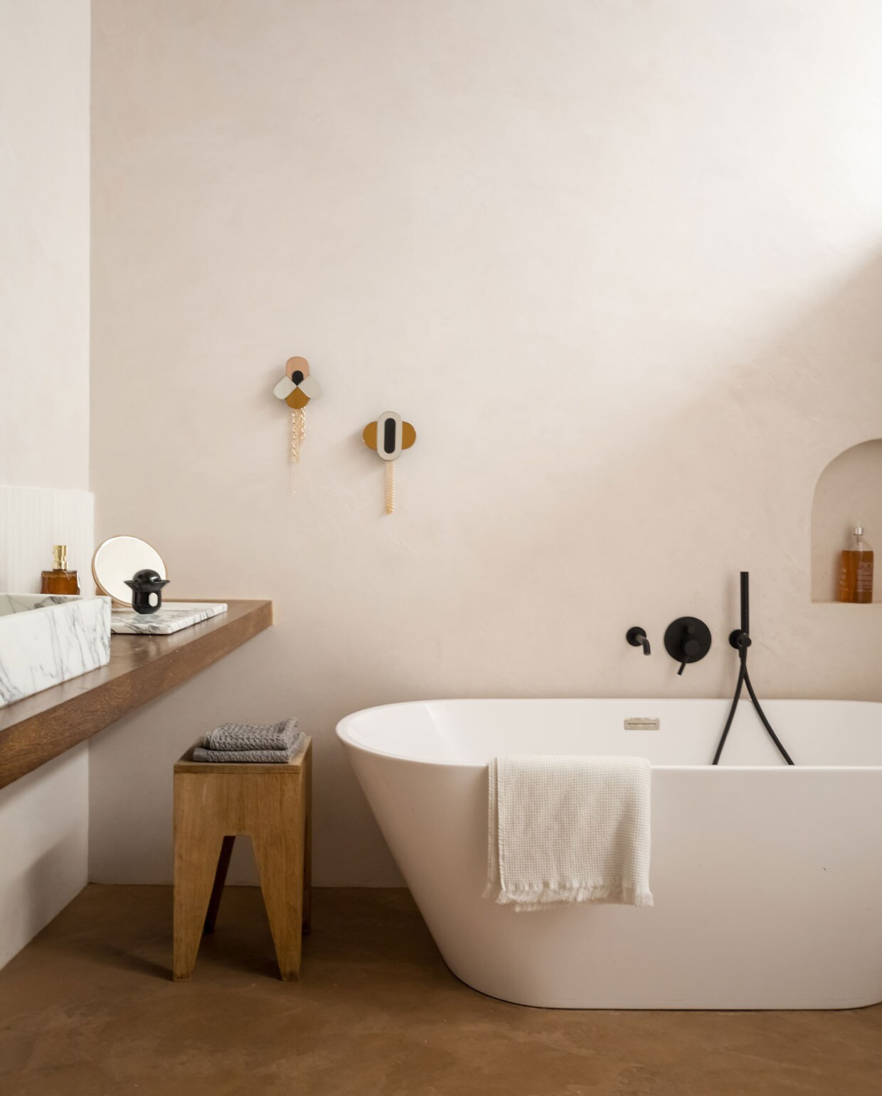 Bad Leroy Merlin, kraan Zucchetti. Wastafelmeubel, wasbak, plateau op maat gemaakt. Sieradenhaak Bisou Bijou, geurkaars Margaux Keller. Muurverf Dimity van Farrow &amp; Ball. Overig onbekend. vtwonen 01-2022 | Productie en tekst AC Scoffoni | Styling Marie-Maud Levron | Fotografie Cécile Perrinet-Lhermitte