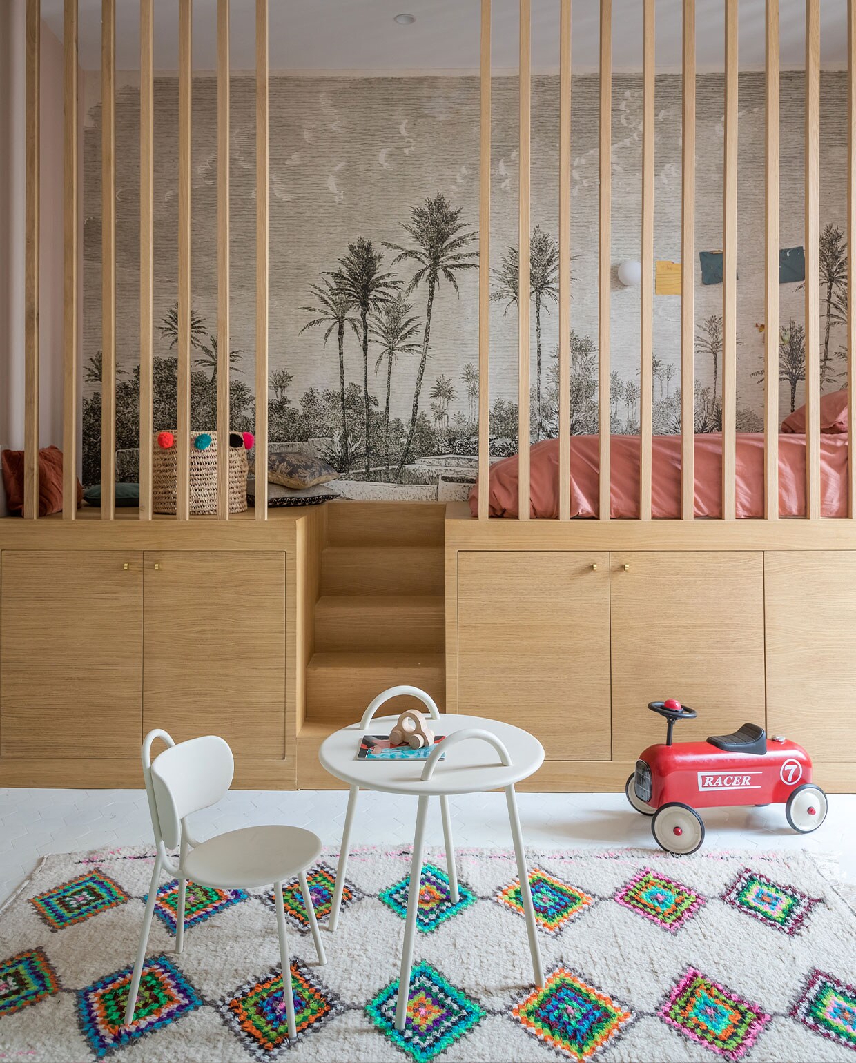 Bed gemaakt door timmerman. Tafel en stoel Swim van Margaux Keller voor Bibelo. Behang Lé Papiers de Ninon. Overig onbekend. vtwonen 01-2022 | Productie en tekst AC Scoffoni | Styling Marie-Maud Levron | Fotografie Cécile Perrinet-Lhermitte