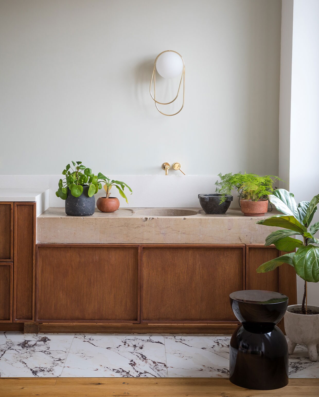 Eiken keuken uitgevoerd door timmerman, Corian werkblad. Stenen vloer Marbre van Marazzi. Overig onbekend. vtwonen 01-2022 | Productie en tekst AC Scoffoni | Styling Marie-Maud Levron | Fotografie Cécile Perrinet-Lhermitte