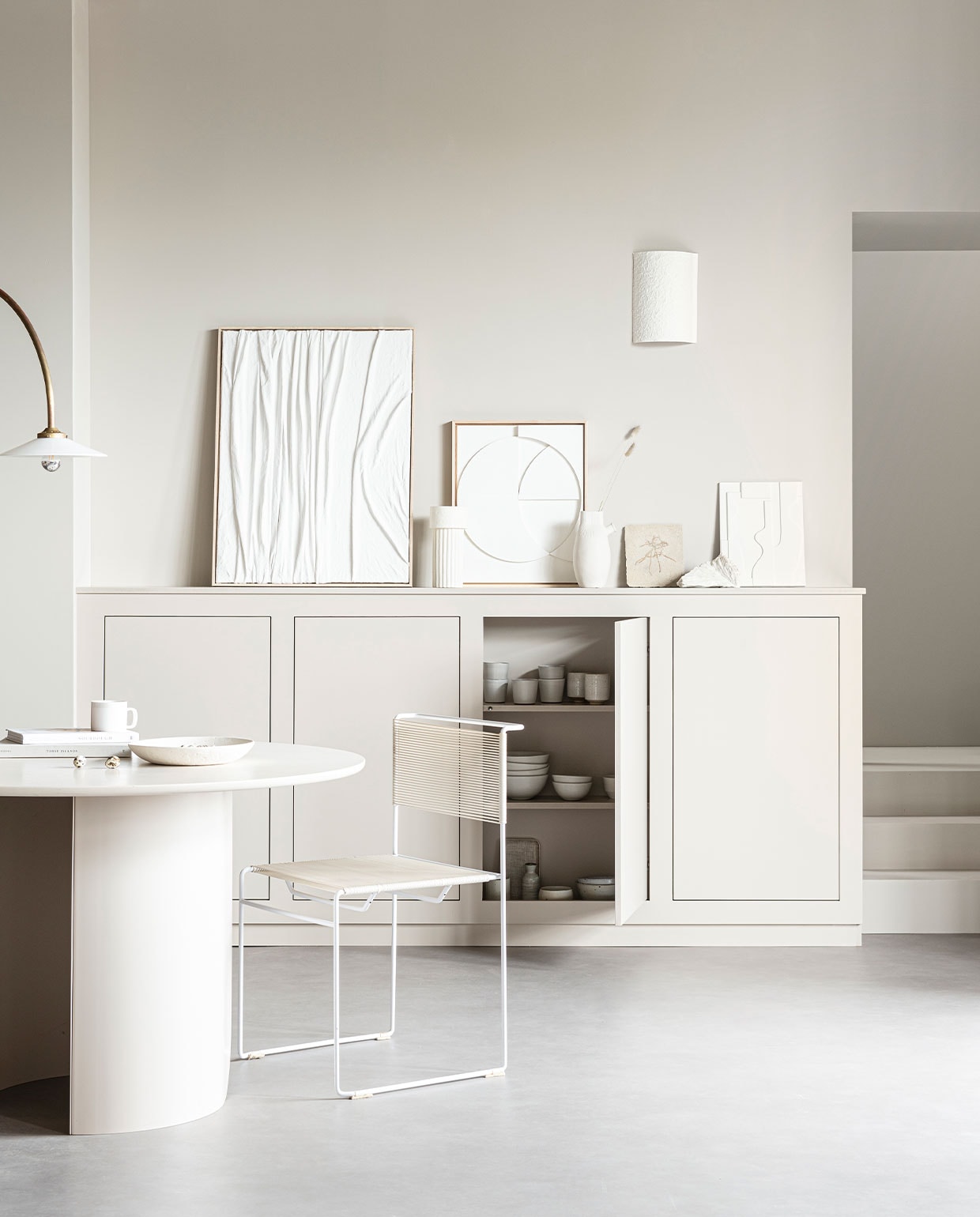 Staande lamp N°1 Brass van Valerie Object € 1890,- (justhaasnoot.nl). Witte schaal € 22,99, witte muurlamp € 99,99 (zarahome.com). Witte spaghettistoel € 175,-, wit koraal € 25,-, tegel met afdruk fossiel € 25,- (neeflouis.nl). Eettafel Plateau in kleur Sand € 1059,-, sidetable Plateau in kleur Sand € 199,- (festamsterdam.com). Linnen kunstwerk, prijs op aanvraag (instagram.com/studio.klen). Shell pot vaas van Ferm Living € 79,-, witte reliëfkunst in houten lijst van HKliving € 329,-, wit keramisch artwork van HKliving € 49,95 (vtwonen.nl). Witte porseleinen vazen vanaf € 16,95 (loods5.nl). 2,5-zitsbank Rose in Danny Cream € 749,-, vloerkleed Velvet Hill Caramel € 329,- (sofacompany.com). Sidetable Plateau in kleur Sand € 199,- (festamsterdam.com). Boeken en servies privébezit. Muurverf Mushroom No.287 van LAB paint (vestingh.nl). vtwonen DIY 04 special | productie &amp; styling kim van rossenberg | uitvoering Richard van Meerveld | fotografie Sjoerd Eickmans | assistentie Sanne Ketelaar