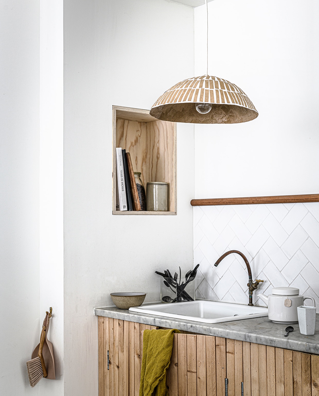 Theepot (kinto-europe.com). Melkkan van Athena ceramics(hkliving.nl). Schaal (housedoctor.nl). Stoffer en blik (cabanaz.com). Overig privébezit. vtwonen 2020 DIY special 02 | Ontwerp &amp; styling Marlies Does | Fotografie Sjoerd Eickmans