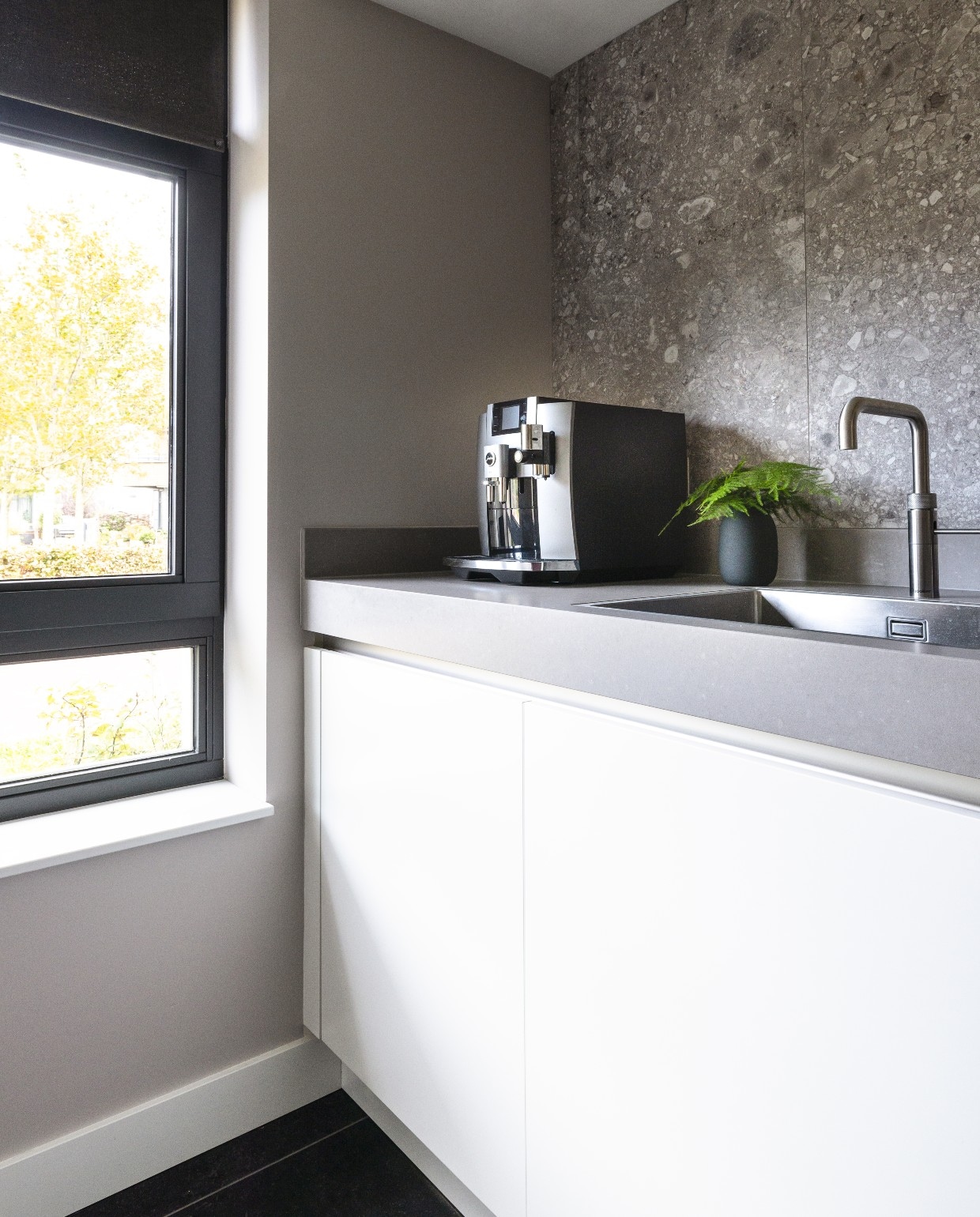 Flexa Creations muurverf Urban Taupe, op ronde mdf-plaat boven eettafel lak Urban Taupe (flexa.nl). Linkerzijde keuken gewrapt in RAL 9002 (stickermaster.nl). Ingebouwde ledstrip, prijs op aanvraag (remmers-design.nl). Eettafel Vik van Xooon € 1099,-, eetkamerbank Ava van Gazzda vanaf € 1050,-, eetkamerstoel met spijlen J110 van Hay € 295,-, eetkamerstoel Panton van Vitra € 295,-, gevlochten fauteuil Vanessa van Household Hardware € 345,-, vloerkleed Hem van Ferm Living € 585,-, eikenhouten fauteuil Dedo van Gazzda € 1540,- (eijerkamp.nl). Hanglamp Flowerpot € 549,- (andtradition.com). Op sokkel twee generaals uit het terracottaleger, per stuk € 24,99 (terracottaleger.nl). Overig privébezit. Weer verliefd op je huis seizoen 15, aflevering 8 | styling Frans Uyterlinde | fotografie Sonja Velda