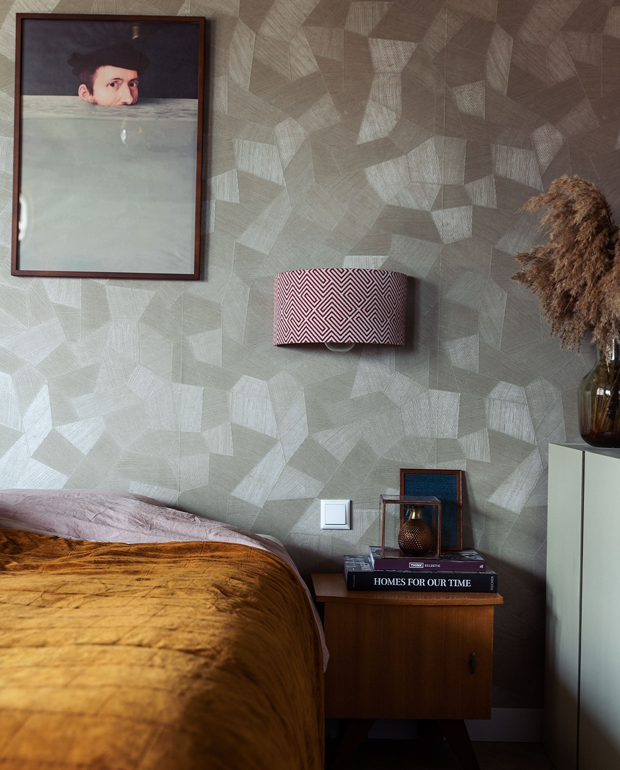 Behang Arte. Print AliExpress. Lamp Oud &amp; R-style. Sprei HKliving. Nachtkastje Vintage Friends. Vaas Zara Home. Fotolijsten kringloop. Kasten Ikea. vtwonen 10-2021 | styling Ilona Jongepier | fotografie Dana van Leeuwen