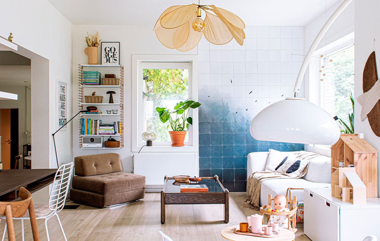 Bureau zelfgemaakt, houten stoel Zara Home, witte stoel Vintagelab 15. Overig kringloop- en vintagewinkels. vtwonen 01-2022 | productie De Binnenkijkers | styling Jeske Weel | fotografie Caroliene Coehorst