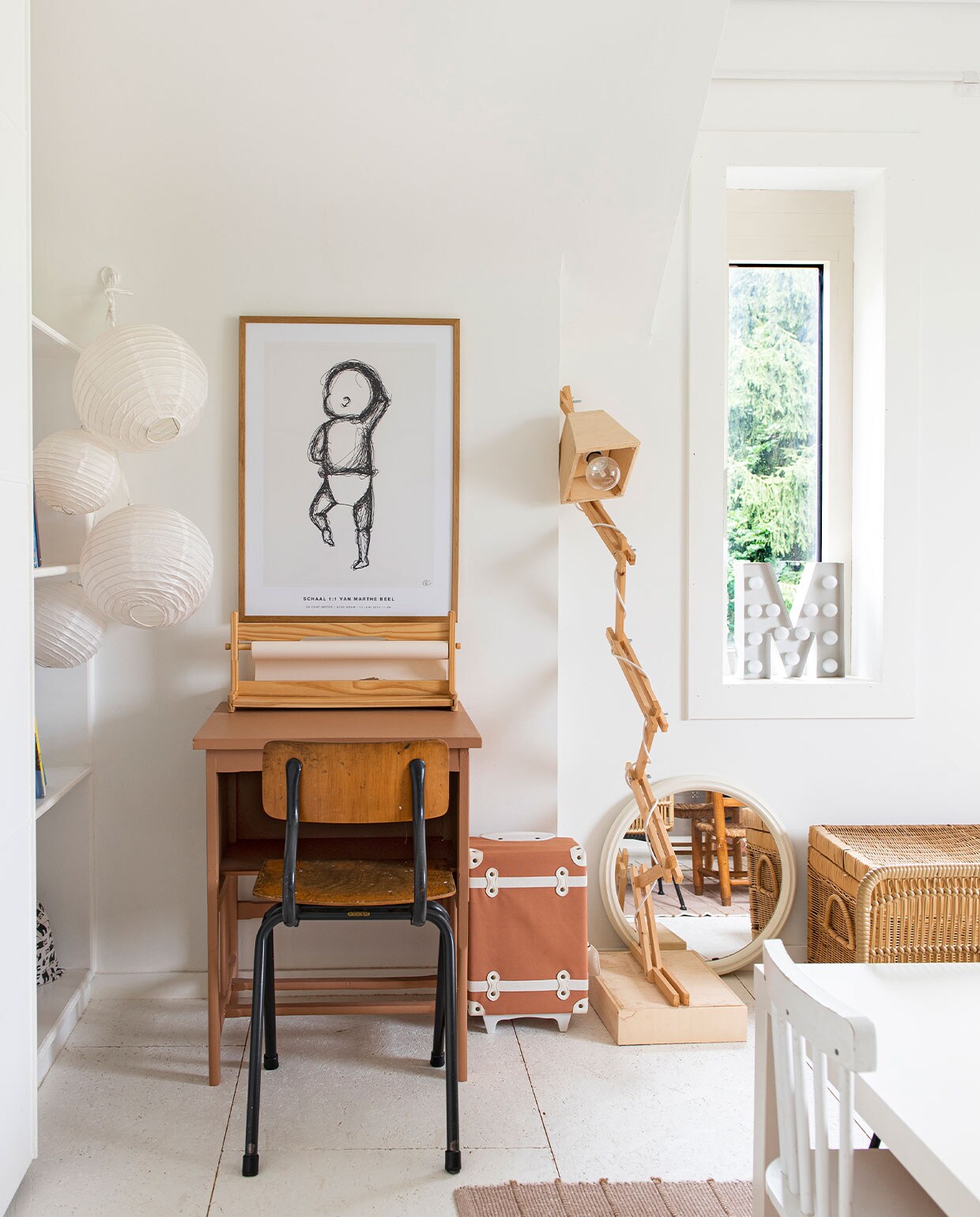 Lamp zelfgemaakt, poster The Birth Poster, koffer van Olli Ella via Pimpel en Mees, M-vormige lamp Hema. Overig kringloop- en vintagewinkels. vtwonen 01-2022 | productie De Binnenkijkers | styling Jeske Weel | fotografie Caroliene Coehorst