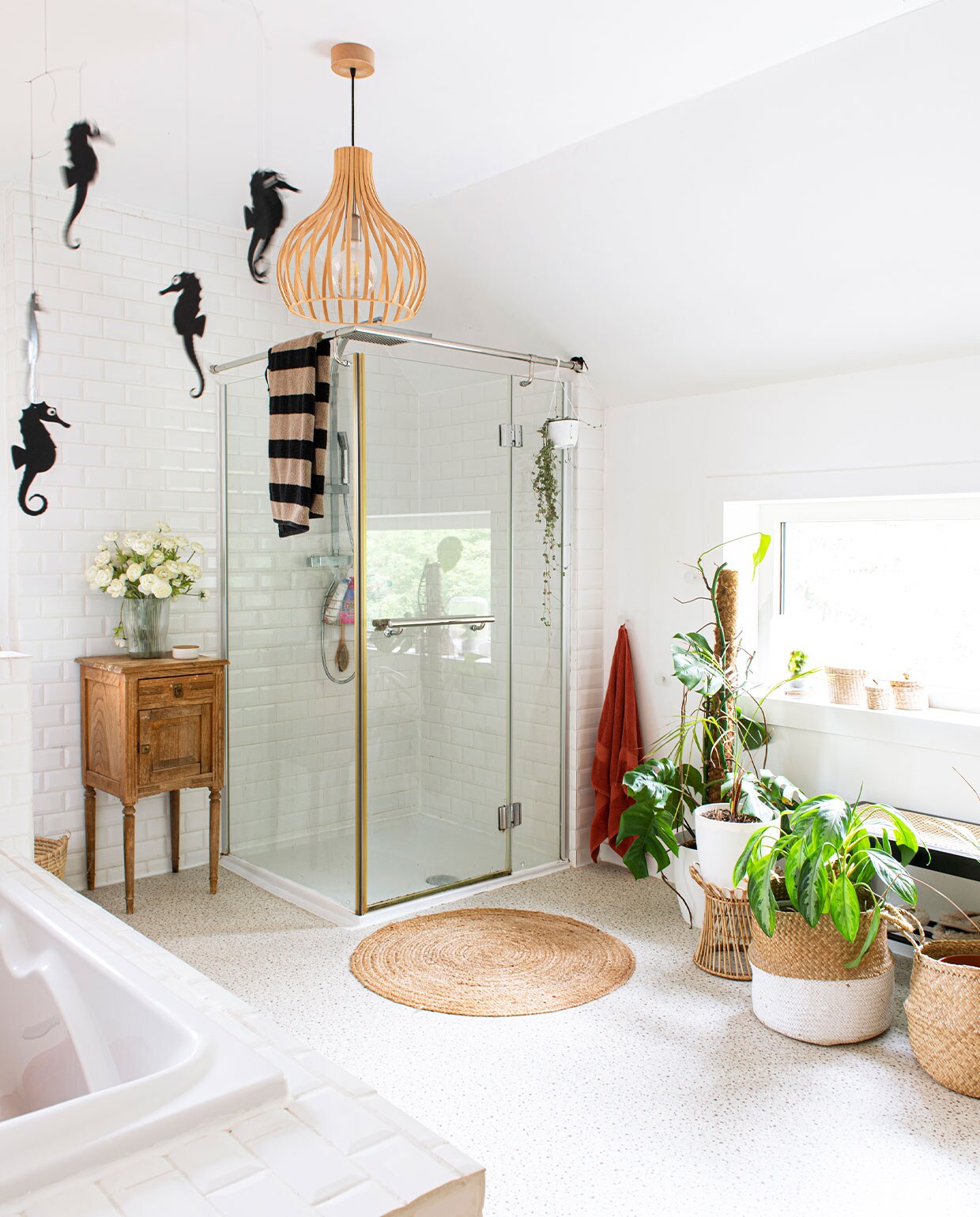Mobile Flensted, handdoek H&amp;M Home, vinyl vloer Kwantum, lamp Brico Planet, manden Ikea, mat Jysk, overig kringloop- en vintagewinkels. vtwonen 01-2022 | productie De Binnenkijkers | styling Jeske Weel | fotografie Caroliene Coehorst