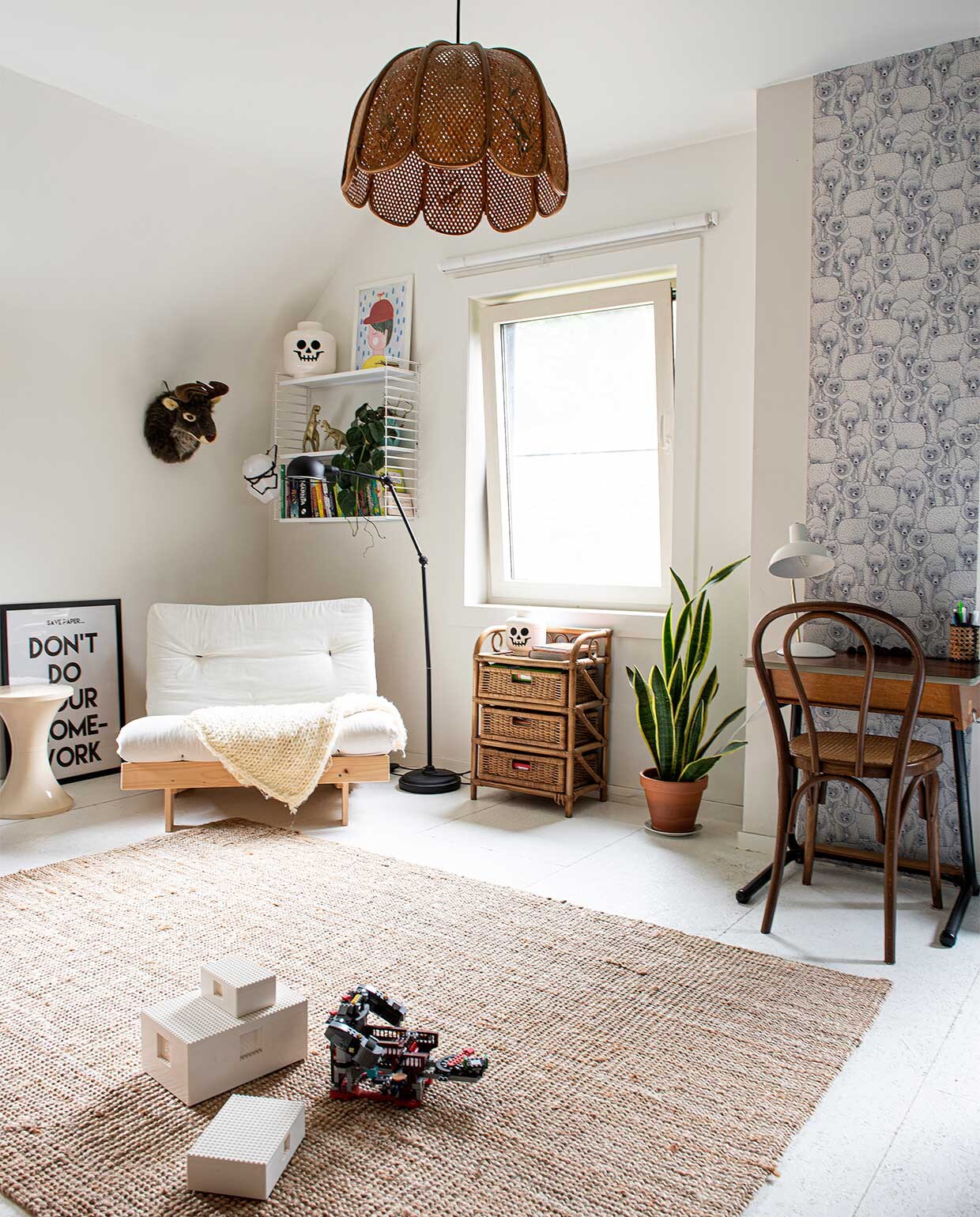 Fauteuil La Redoute, behang Roomblush, wandrek Tomado via Hema, karpet Ikea, overig kringloop- en vintagewinkels. vtwonen 01-2022 | productie De Binnenkijkers | styling Jeske Weel | fotografie Caroliene Coehorst