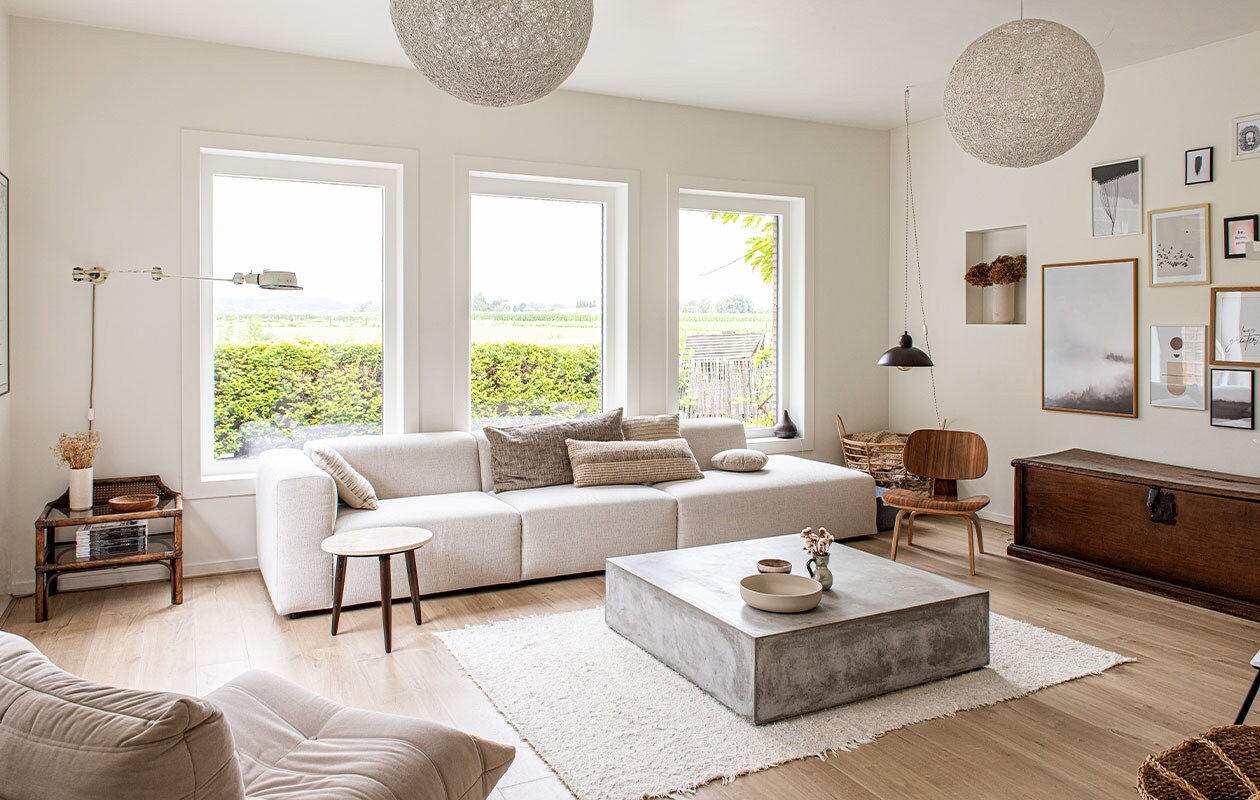 Bank en salontafel Weba, karpet Zara Home,  kussens H&amp;M Home, Fauteuil Togo van Ligne Roset via Modern Living. Lijsten en posters Juniqe. Bijzettafel Zara Home. Overig kringloop- en vintagewinkels. vtwonen 01-2022 | productie De Binnenkijkers | styling Jeske Weel | fotografie Caroliene Coehorst