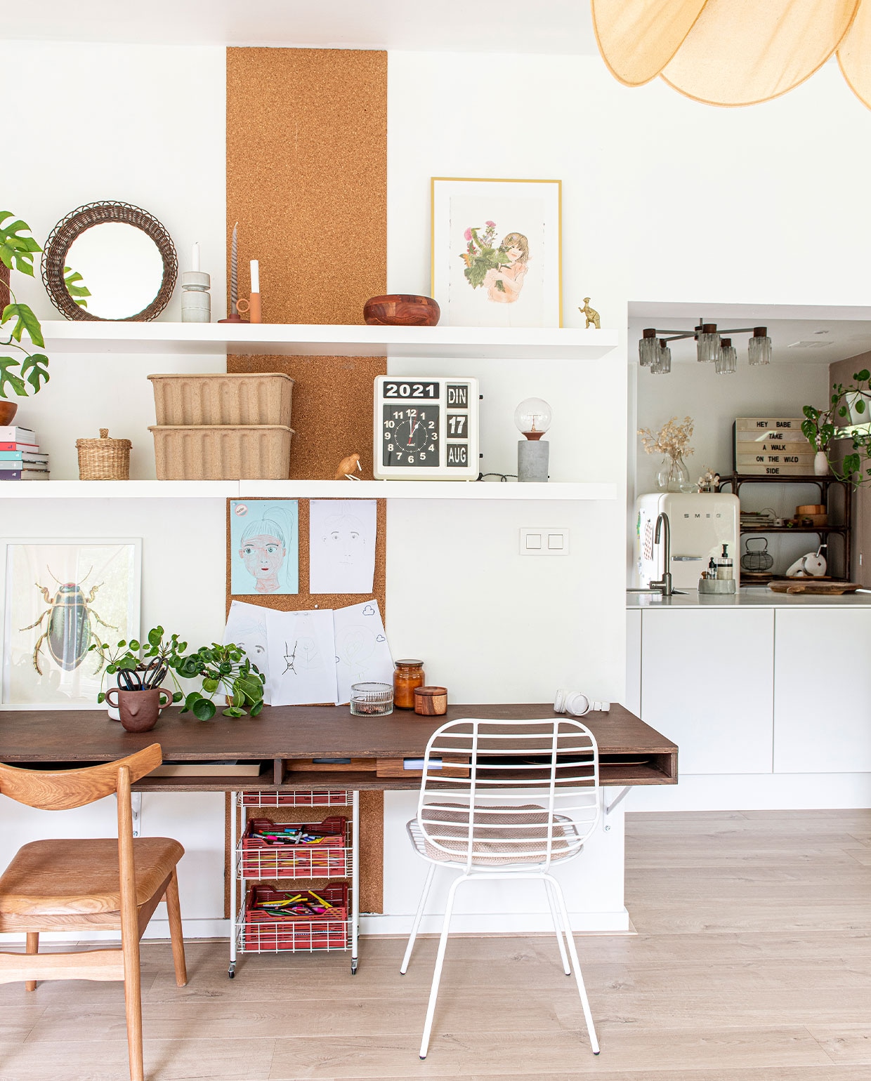 Bureau zelfgemaakt, houten stoel Zara Home, witte stoel Vintagelab 15, wandplanken Ikea, kartonnen boxen Ferm Living via Atmosvert, kandelaars Kwantum. Overig kringloop- en vintagewinkels. vtwonen 01-2022 | productie De Binnenkijkers | styling Jeske Weel | fotografie Caroliene Coehorst