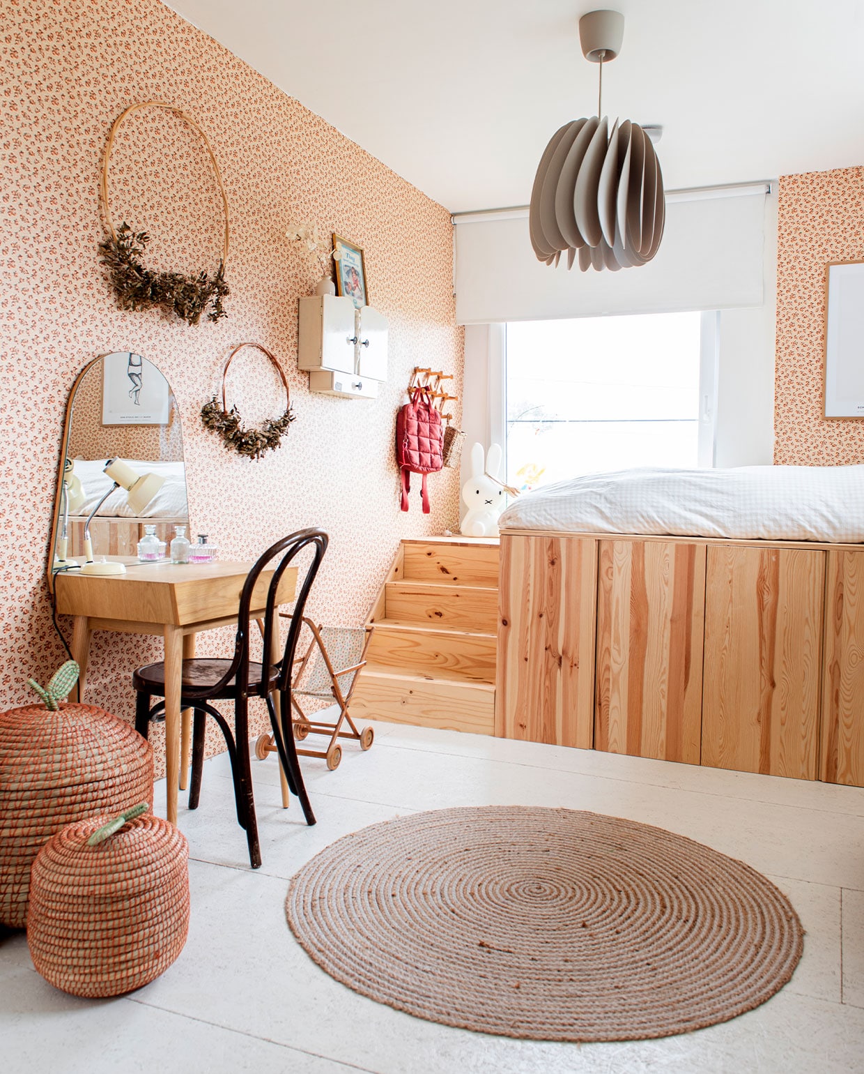 Bed zelfgemaakt met Ivar-kasten van Ikea, behang Vintage Wallpapers, ronde mat Jysk, make-uptafel La Redoute, hanglamp Ikea, appelmanden Zara Home, poppenbed Pimpel en Mees, rugzak Zara. Overig kringloop- en vintagewinkels. vtwonen 01-2022 | productie De Binnenkijkers | styling Jeske Weel | fotografie Caroliene Coehorst