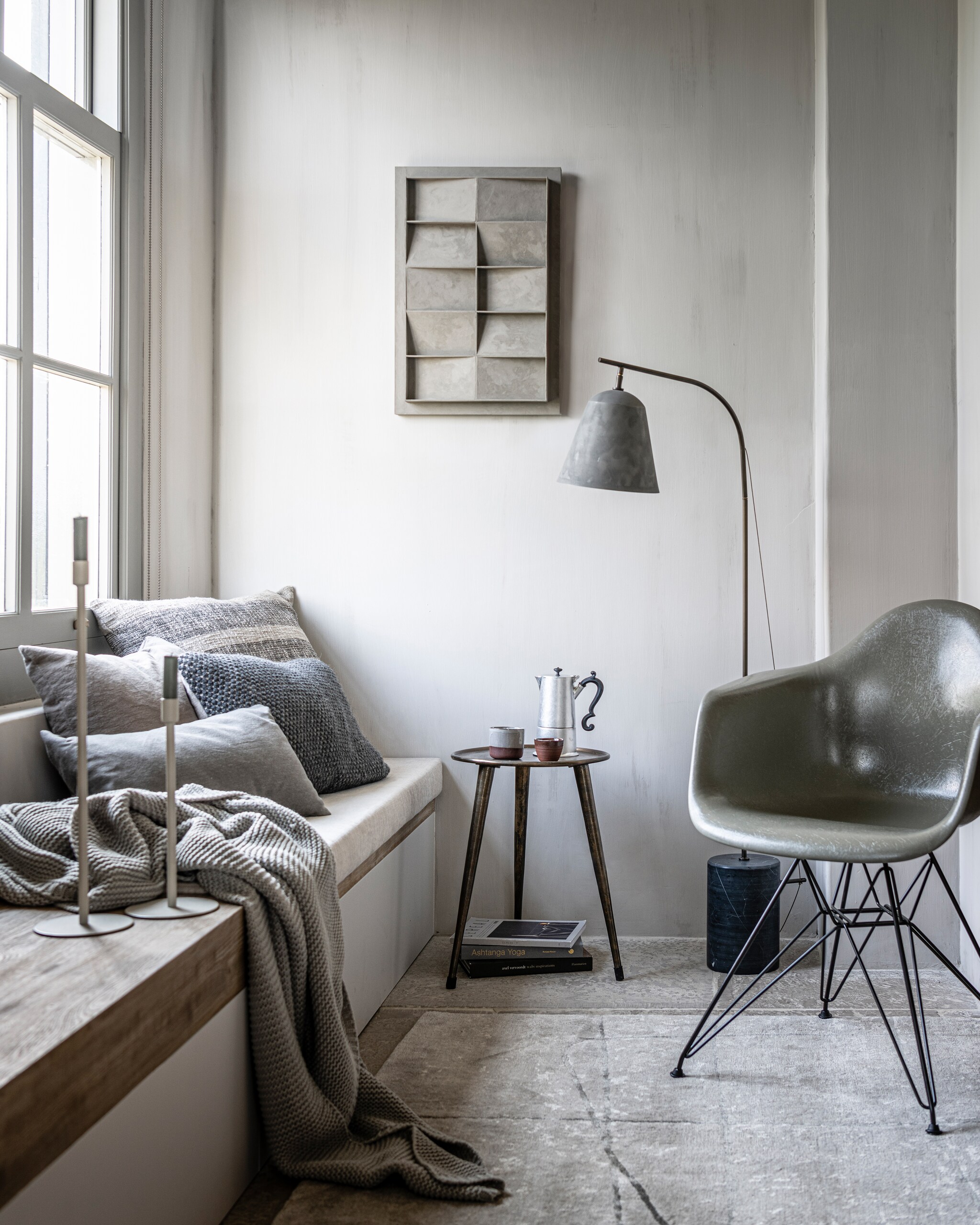 Op de wand kalkverf Old Flax van Pure &amp; Original, 1 liter € 40,75 (pure-original.nl). Vloerkleed Tararu, 220×300 cm € 9940,- (kristiinalassus.com). Kunstwerk N°05 in kleur Stone, 60×40 cm, prijs op aanvraag (atelierledition.com). Percolator Lady Anne € 59,-, tweekleurige keramieken mok Earth € 17,50 (bymolle.com). Bruine mok € 5,90 (letoile.store). Vloerlamp Line One met onbehandelde mat marmeren voet en geoxideerde aluminium kap € 650,- (norr11.com). Bank op maat gemaakt, prijs op aanvraag, kandelaren, 30, 40 en 50 cm (h), set van 3 € 46,-, bijzettafel antiek brons, 36×49 cm (Øxh) € 85,- (stylexclusief.nl). Kussen rechthoekig, 30×50 cm € 7,99, kussen vierkant, 50×50 cm € 35,99 (zarahome.com). Kussen Twine, 40×60 cm € 179,-, fiberglass kuipstoel Eames DAX van Vitra € 750,- (homestede.nl). Grijsblauw gestreept kussen van by Nord € 59,95, gebreide plaid Pien, 130×170 cm € 69,95 (loftloft.nl). vtwonen 11-2021 | Styling Kim van Rossenberg | Fotografie Sjoerd Eickmans | Assistentie Sanne van der Beek en Meike Linthorst