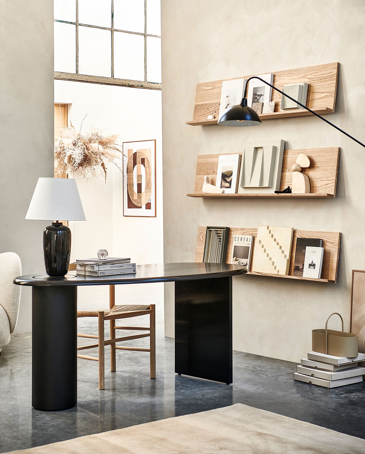 Muurverf Witch Hazel van Bauwerk (bauwerkcolour.com). Bureau The Eclipse van Menu € 2095,-, tafellamp Torso van Menu € 400,- (designtales.nl). Wandlamp Orion van vtwonen € 133,95, toolbox Grib van Ferm Living € 79,-, houten vogel L’Oiseau van Vitra € 115,- (vtwonen.nl). Loep op pootjes € 22,50 (weldaad.com). Magazine Ark Journal € 22,-, magazine Cereal vanaf € 19,-, travertin onderzetters, per stuk € 9,-, presse-papier Dandelion € 50,-, stoel J39 Soaped Beech van Frederica € 537,- (thefinestore.com). Artwork Stairs € 350,-, vaasje van Yellow Nose Studio € 35,- (rozmeen.nl). 3D- wandsculpturen vanaf € 75,- (huisvolstijl.nl). Handgemaakte sculptuur, prijs op aanvraag (2222studio.com). Handgemaakte prints Let’s go Bananas, 50×70 cm € 129,- en Brown &amp; Terra Come away with me, 70×100 cm € 239,- (enkelartstudio.com).Overig privébezit. vtwonen 1-2022 | styling Kim van Rossenberg | uitvoering Richard van Meerveld | fotografie Sjoerd Eickmans | assistentie Sanne Ketelaar