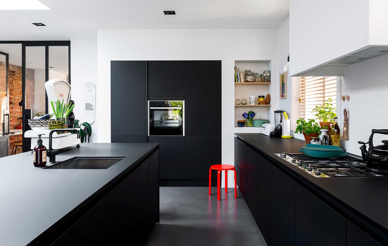 Een modern industriële keuken. vtwonen 10-2017 | fotografie Stan Koolen