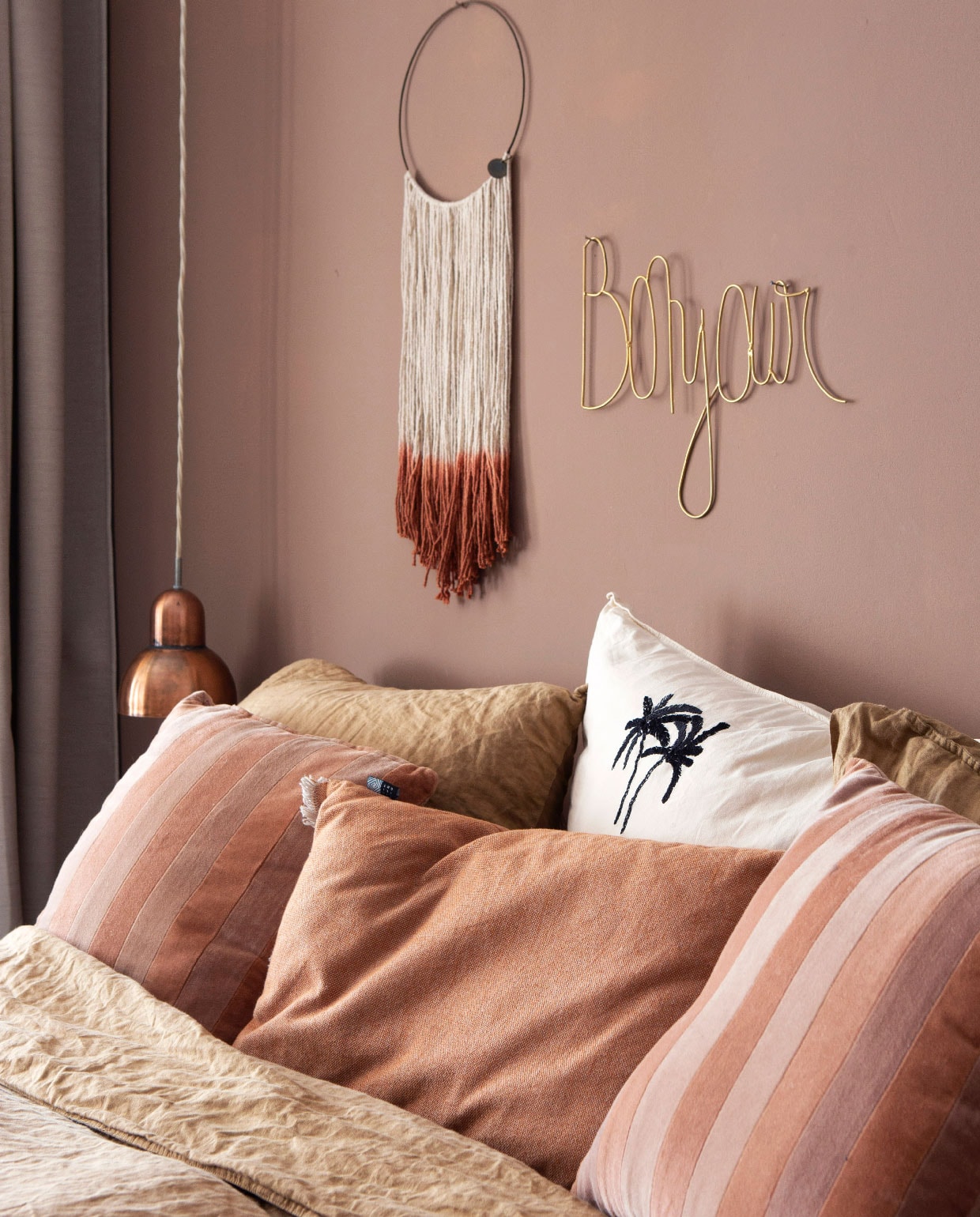 Sprei Bloomingville. Kussens H&amp;M Home, Au Maison, Ilva. Kruk Broste Copenhagen. Vergelijkbare verfkleur Steel Blue van Pure &amp; Original. Overig herkomst onbekend. vtwonen 05-2020 | binnenkijken in een klassiek pand in amsterdam slaapkamer terratinten