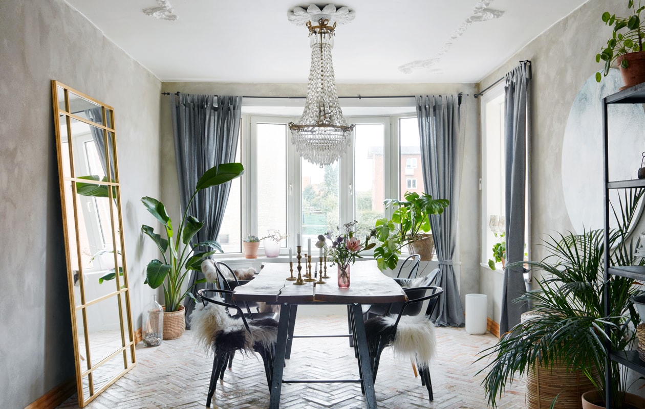 Tafel maatwerk. Stoelen Tholix. Spiegel Nordal. Kroonluchter vintage. Kandelaars antiek. Overig herkomst onbekend. vtwonen 12-2021 | productie Living Stories | styling Pia Olsen | fotografie Stine Christiansen