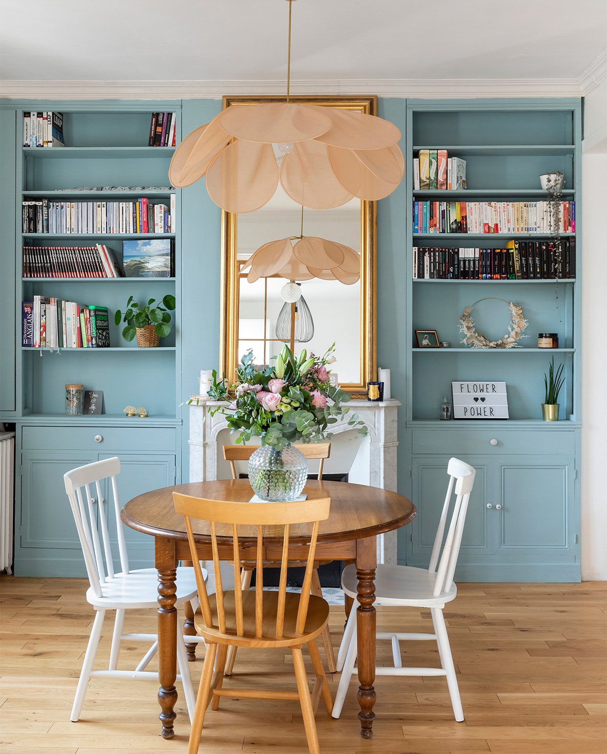 Hanglamp Pale Georges. Verfkleur inbouwkasten Calme Envie van Leroy Merlin. Schouw afkomstig uit een Parijs appartement. Tafel en stoelen tweedehands. Overig onbekend. vtwonen special zomerhuizen 07-2021 | Productie en tekst Anne-Catherine Scoffoni | Fotografie Pauline Legoff