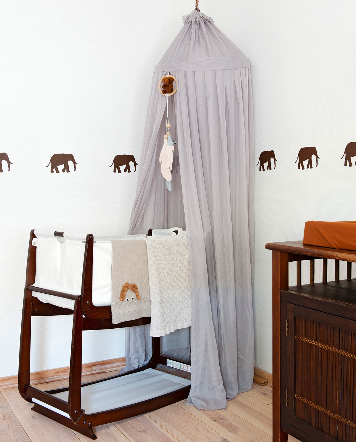 Babybed Hola bb, klamboe Jollein, olifantenrand Suitup via Art Supplies. vtwonen 08-2021 | productie de Binnenkijkers | styling Jeske Weel | fotografie Caroline Coehorst | tekst Christine van der Hoff