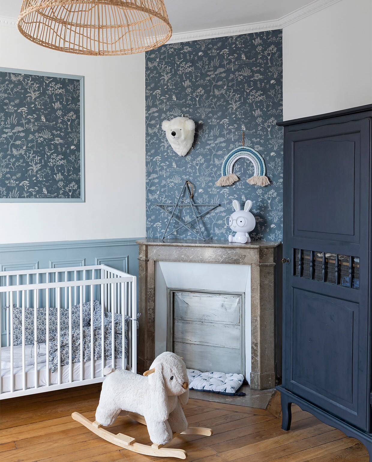 Behang Hollie in kleur dark blueSandberg. Muurverf Paris 5 vanLuxens. Plafondlamp Maisons duMonde. Regenboogdecoratie gemaaktdoor Ludivine. Berenkop H&amp;M Home.Overig onbekend vtwonen special zomerhuizen 07-2021 | Productie en tekst Anne-Catherine Scoffoni | Fotografie Pauline Legoff