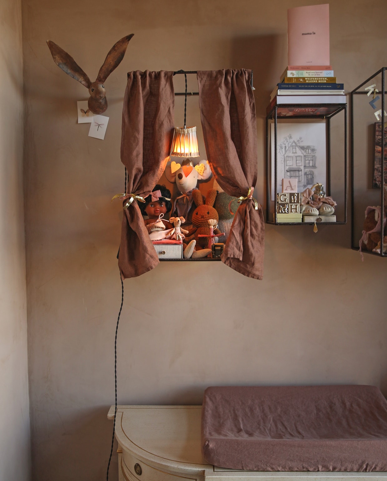 Antieke commode en poppen- en uitstalkast Marktplaats. Fantasiebeest links Babette’s Wereld. vtwonen 09-2021 | Styling Liza Wassenaar | Fotografie Irisdorine | Tekst Jack Meijers