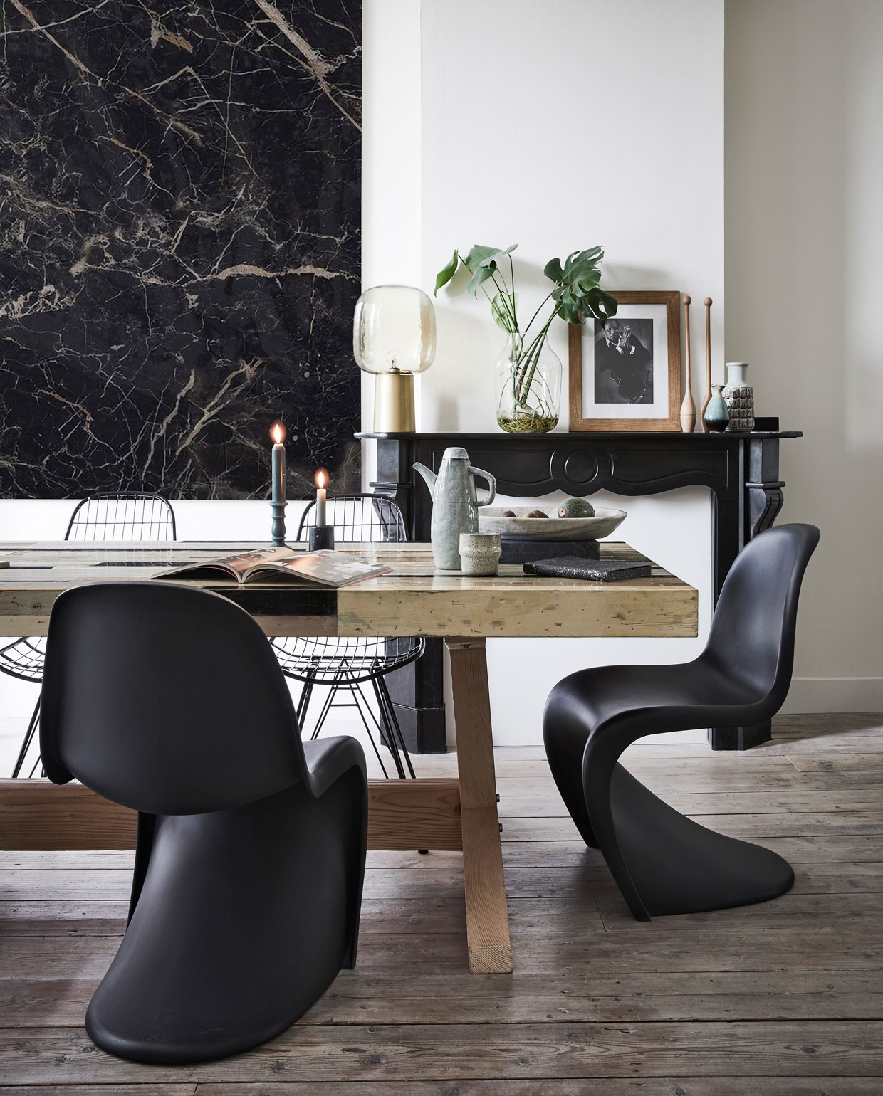 Muurverf links Ral 5008 van Engels Verf. De vloer lag al in het huis. Tafel CPH30 van Hay. Blauwe borden Iittala, witte borden met blauwe spetters Faye van Toogood, Japanse kopjes Shilla. Tas Dille &amp; Kamille. Panton-stoelen, Eames DSR-stoelen, Eames-olifantkruk en vogel House Bird van Vitra. Tripp Trapp-stoel Stokke. Vintage Lamp PH5 van Van Ons. Vintage kasten Loods 5. Witte lamp Formakami van &amp;Tradition. Plantenpot Arket, plant Sprinklr. vtwonen 13-2019 | styling Fietje Bruijn | fotografie Alexander van Berge